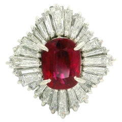Anello di platino d'epoca GIA con rubino a cuscino e diamanti a baguette da 3,23 ct.