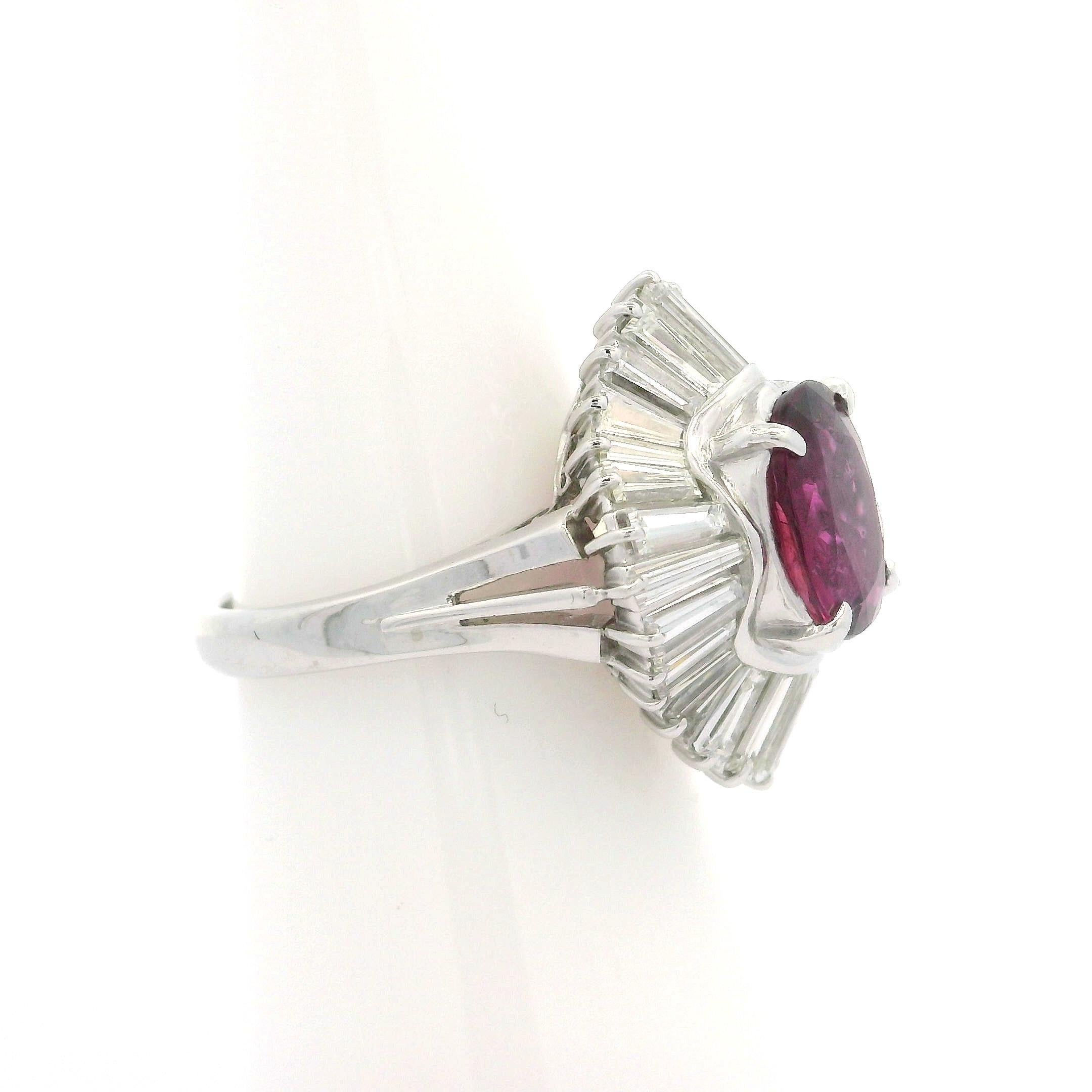 Vintage Platin GIA 4,12ctw Ovaler Rubin & Diamant Wavy Ballerina Cocktail-Ring, Vintage (Ovalschliff)
