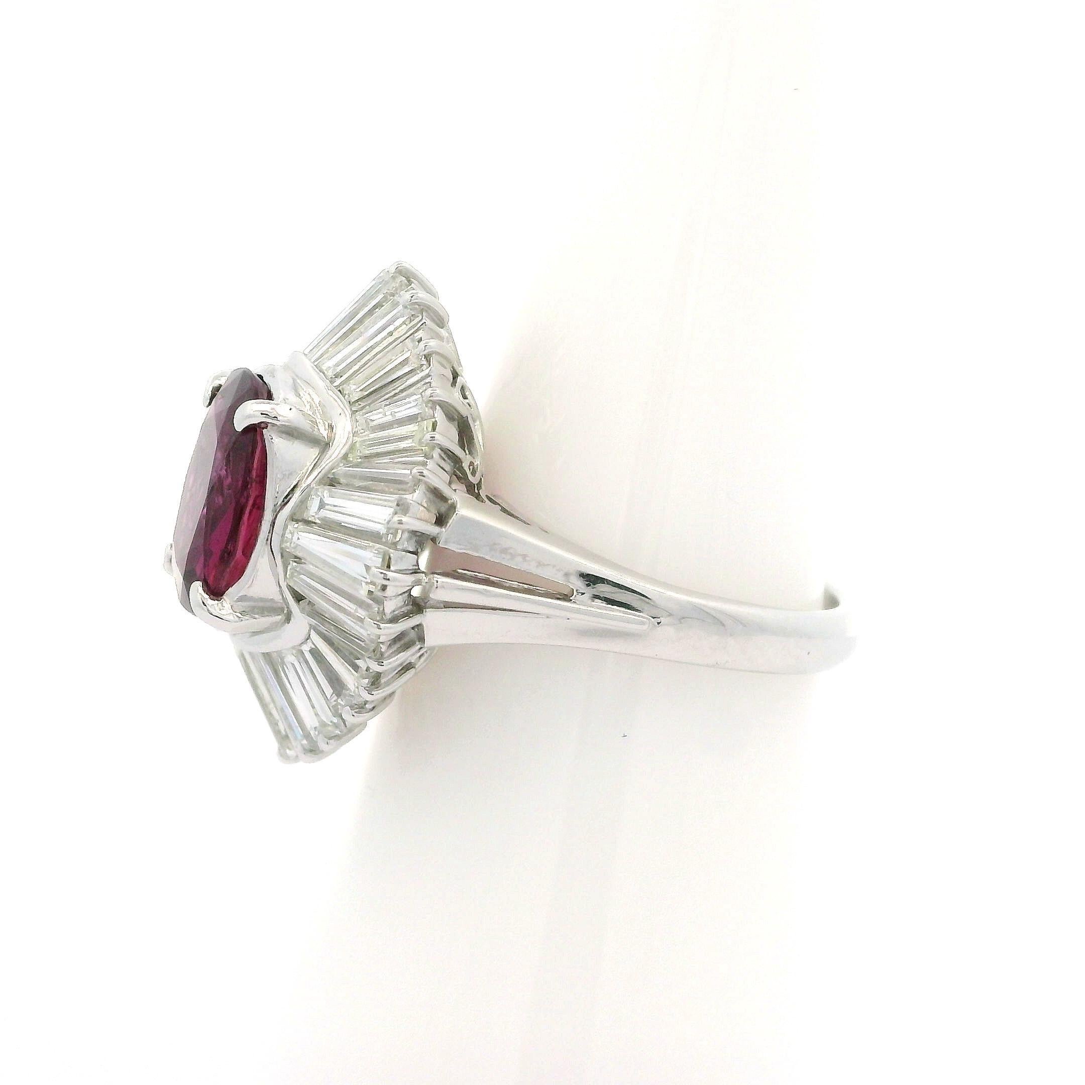 Vintage Platin GIA 4,12ctw Ovaler Rubin & Diamant Wavy Ballerina Cocktail-Ring, Vintage im Zustand „Hervorragend“ in Montclair, NJ