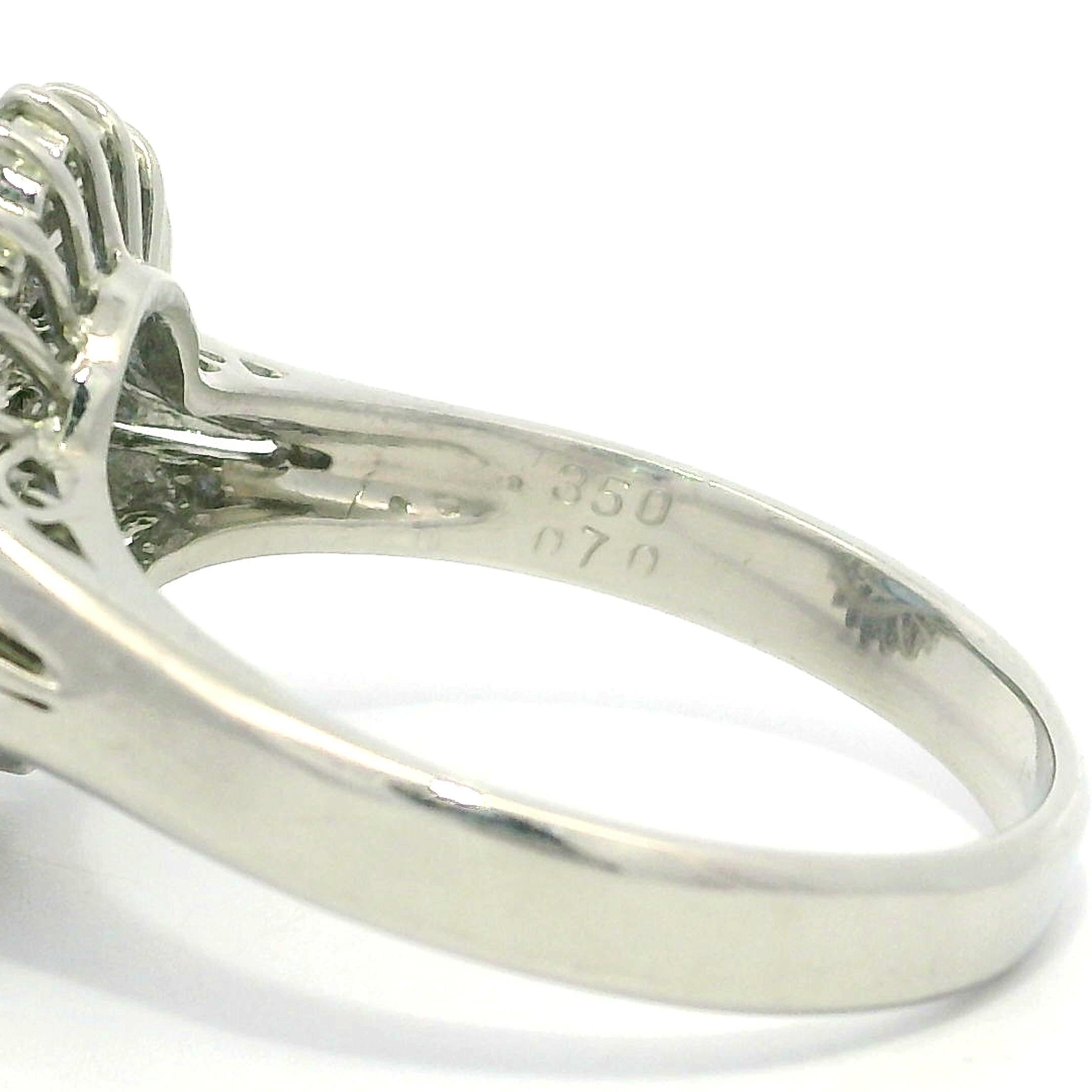 Taglio ovale Anello vintage in platino GIA con zaffiro blu pervinca ovale e diamanti da 4,20 ct. in vendita
