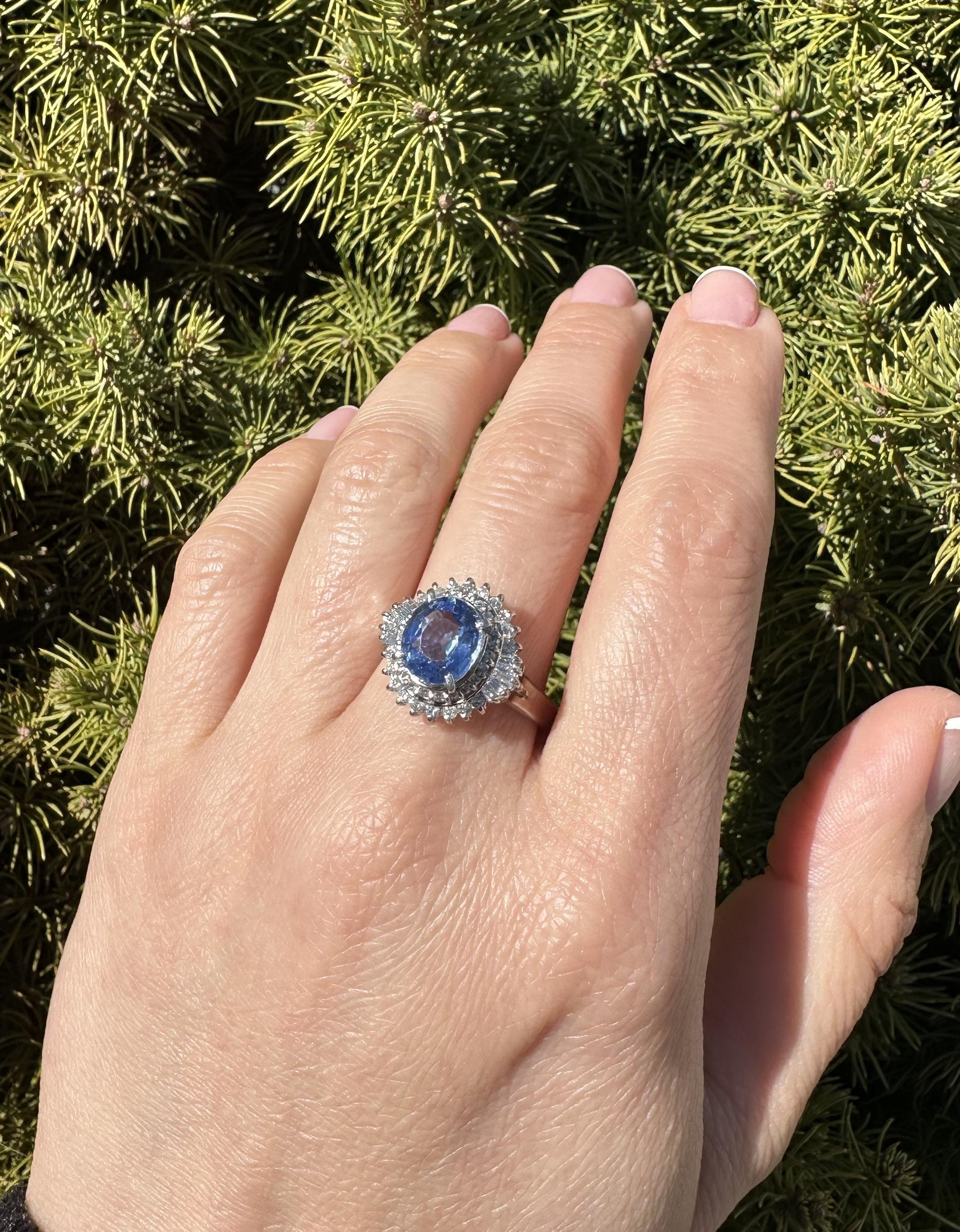 Anello vintage in platino GIA con zaffiro blu pervinca ovale e diamanti da 4,20 ct. in vendita 1