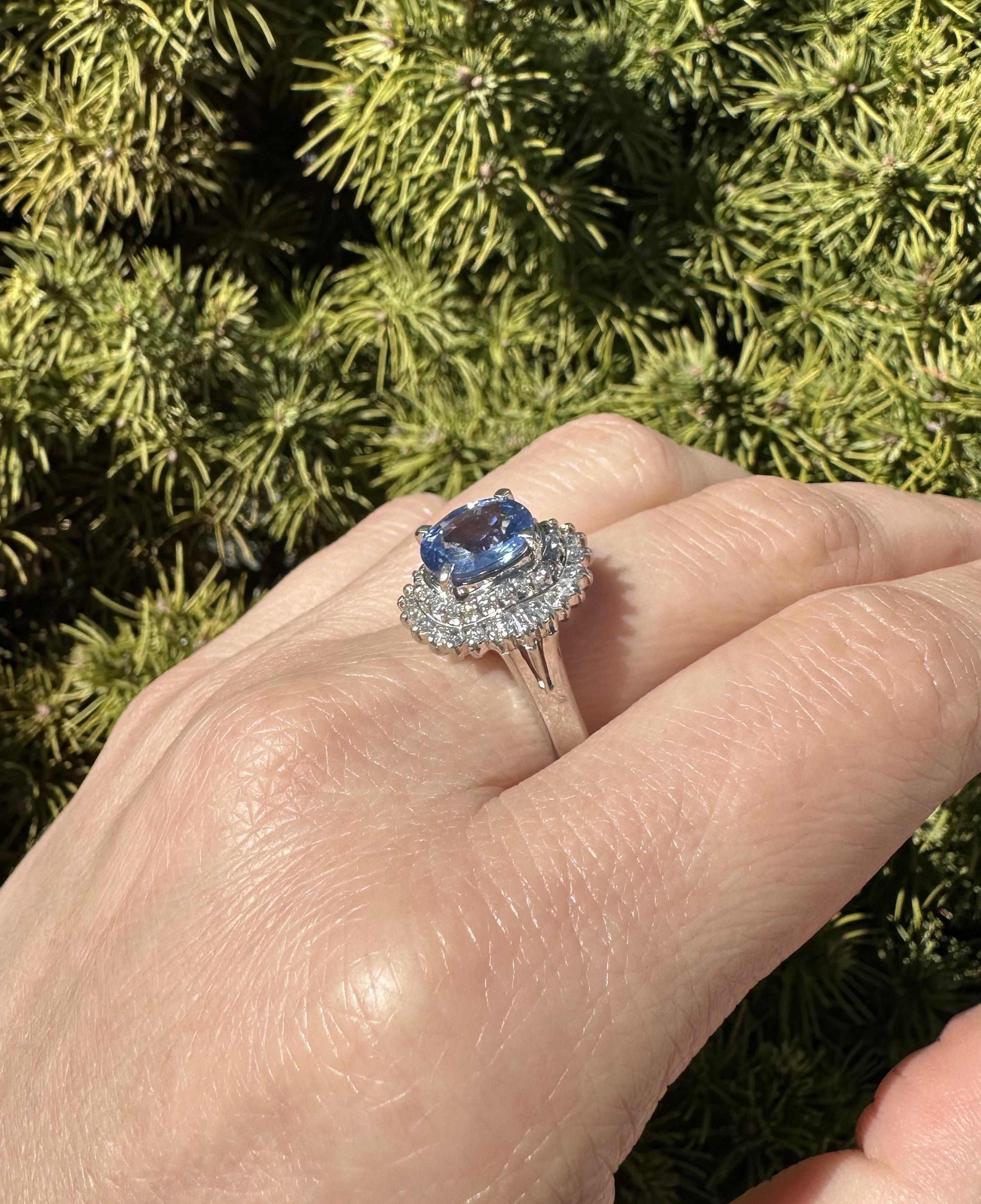 Anello vintage in platino GIA con zaffiro blu pervinca ovale e diamanti da 4,20 ct. in vendita 2