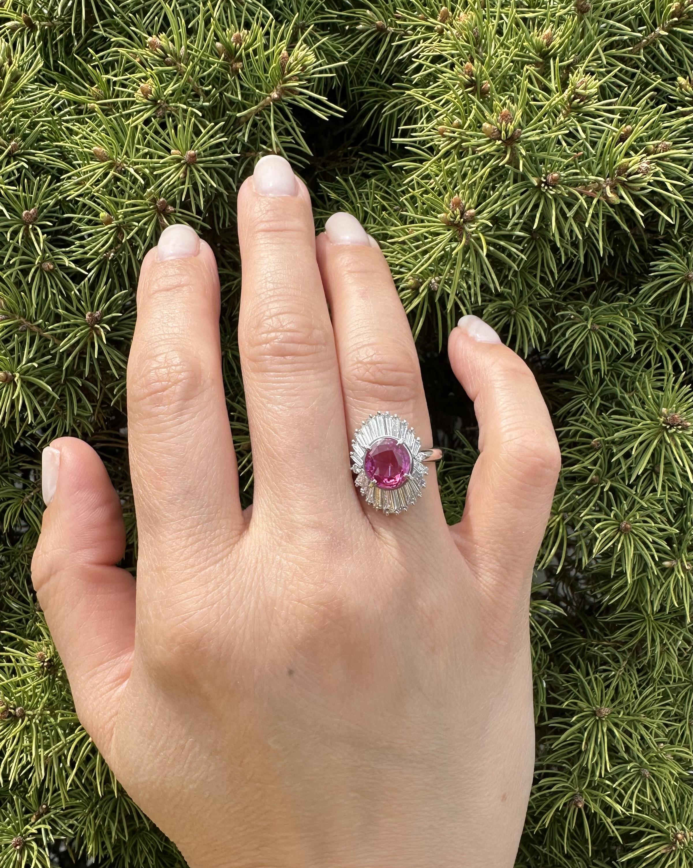 Bague vintage en platine GIA 4,67 ctw VIVID CLEAN saphir rose baguette diamant en vente 5