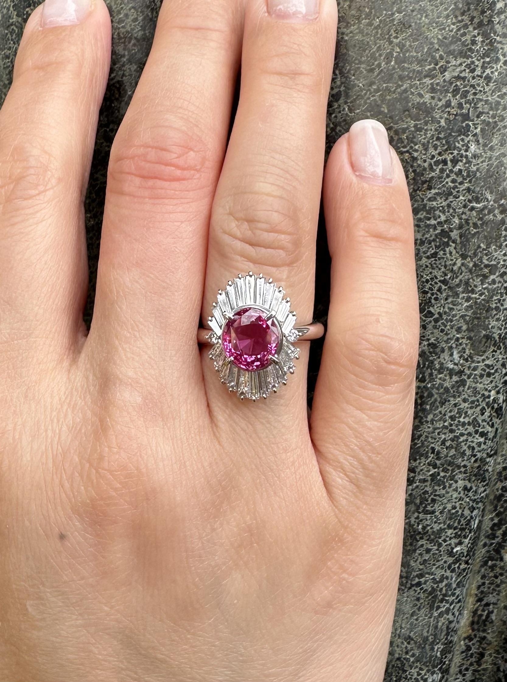 Bague vintage en platine GIA 4,67 ctw VIVID CLEAN saphir rose baguette diamant en vente 6