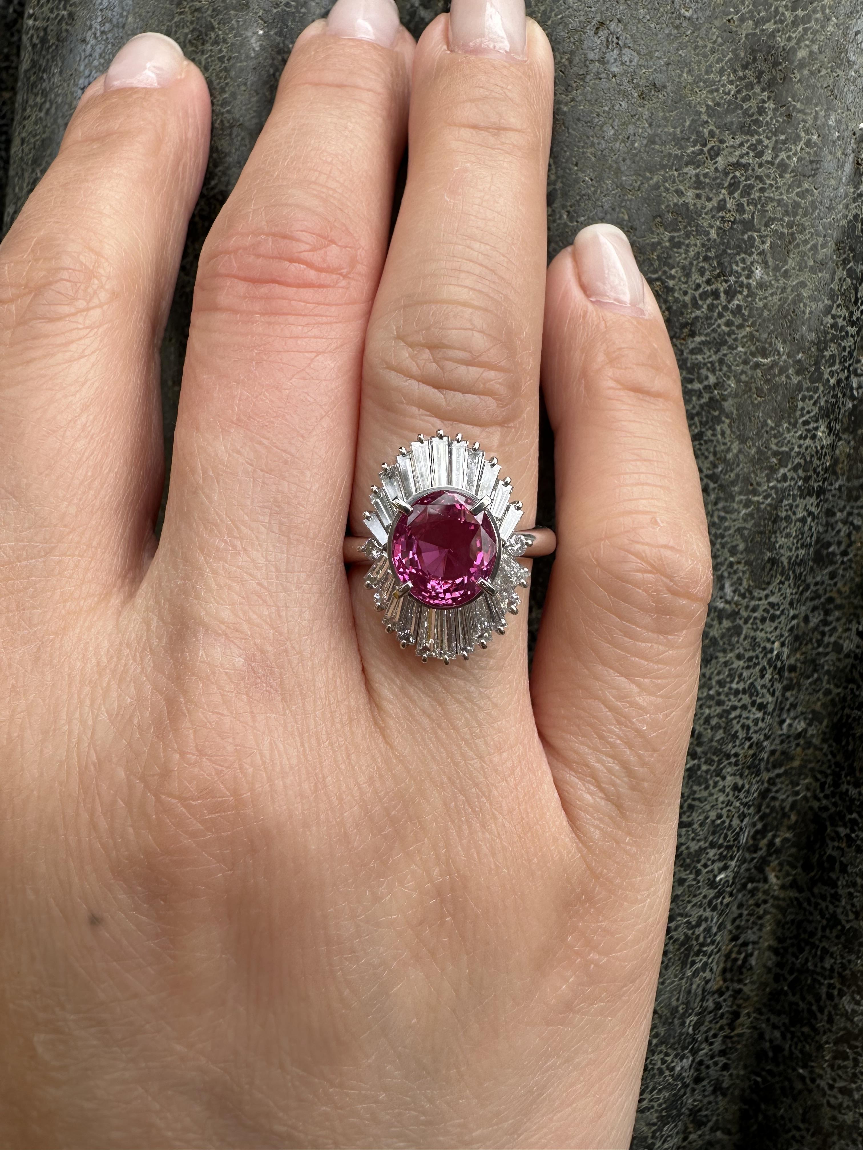 Bague vintage en platine GIA 4,67 ctw VIVID CLEAN saphir rose baguette diamant en vente 7