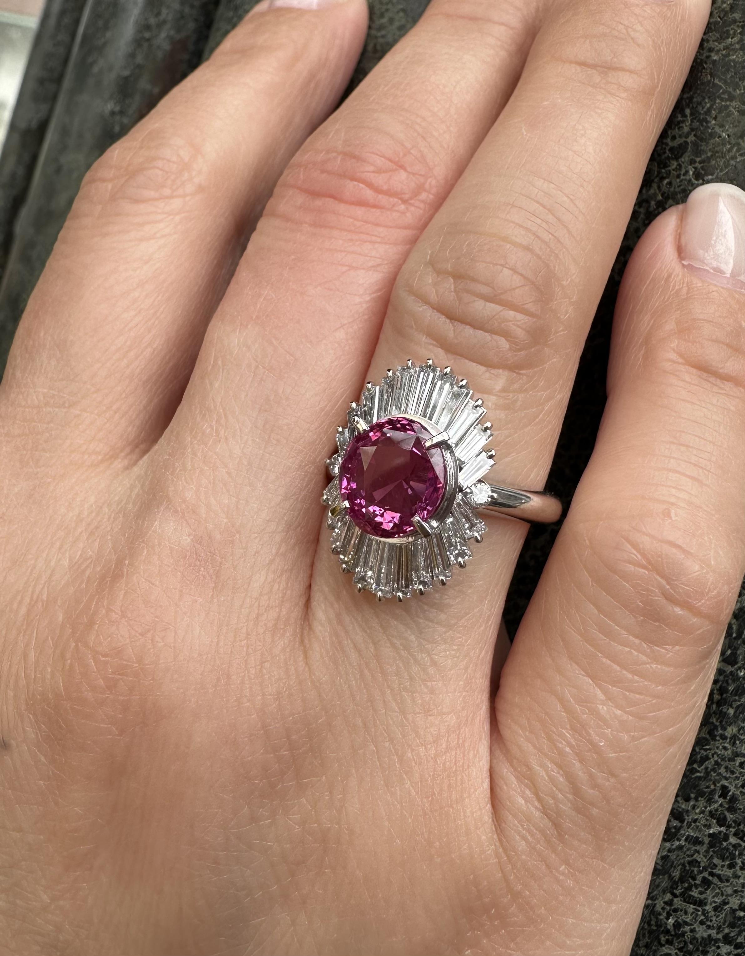 Bague vintage en platine GIA 4,67 ctw VIVID CLEAN saphir rose baguette diamant en vente 8
