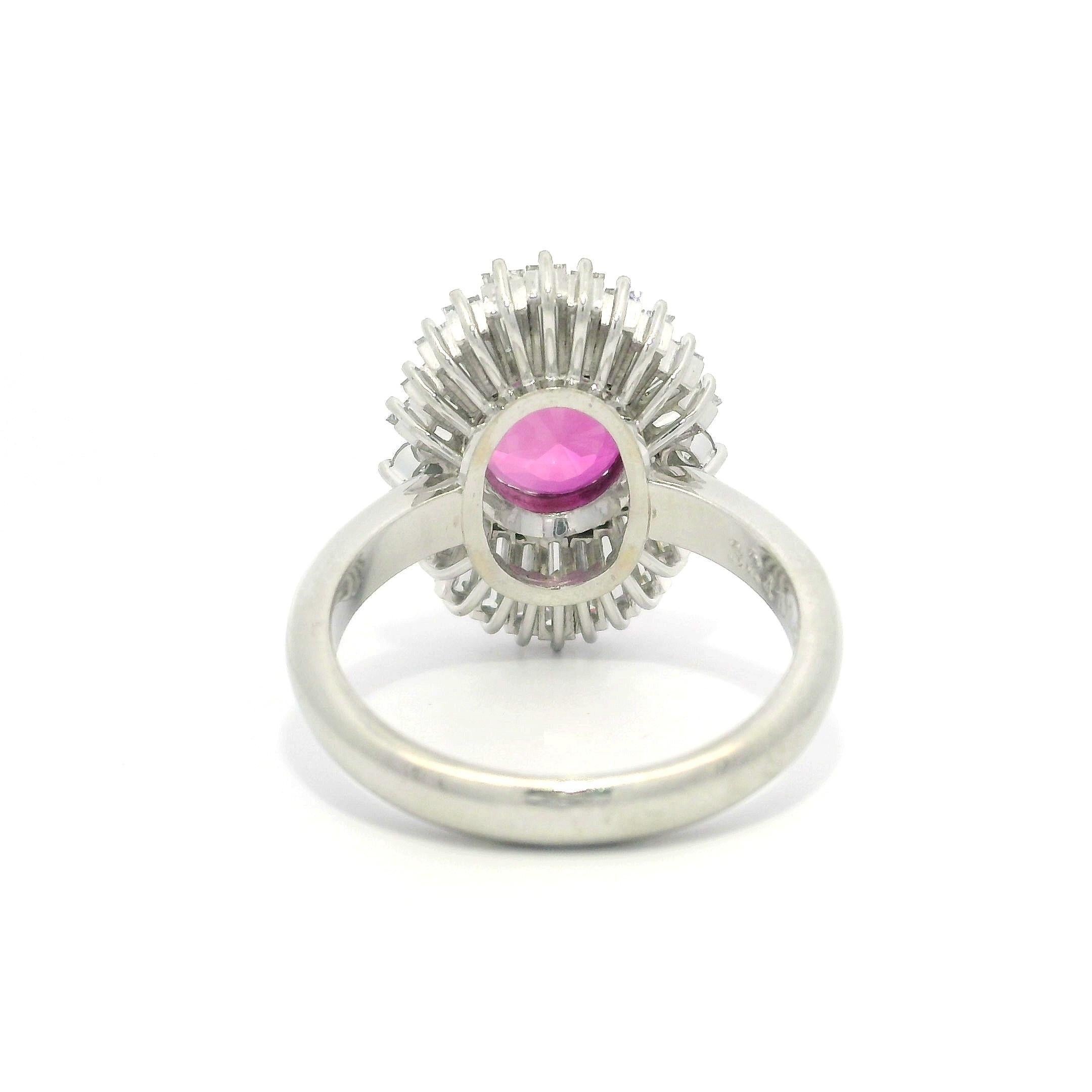 Taille ovale Bague vintage en platine GIA 4,67 ctw VIVID CLEAN saphir rose baguette diamant en vente