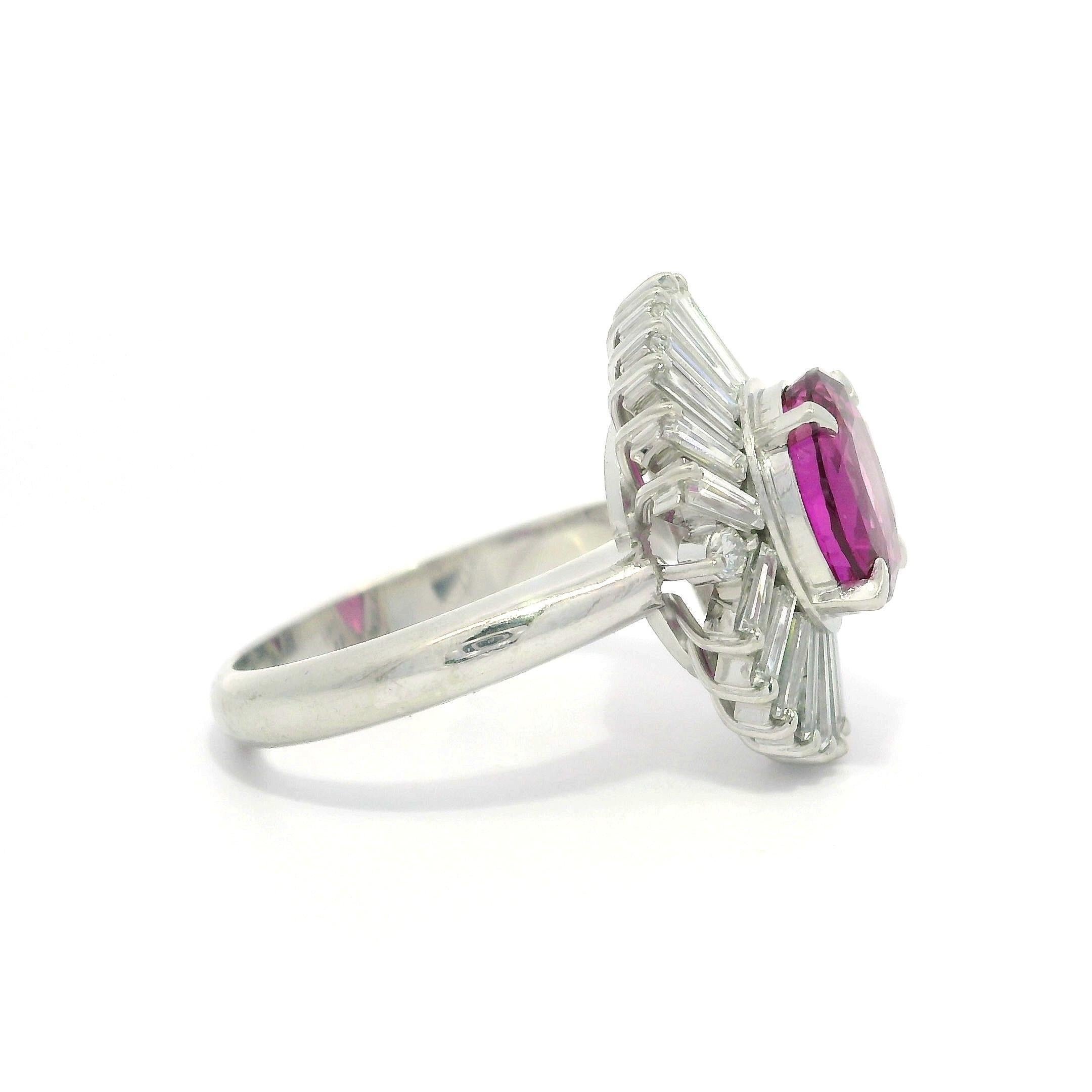 Bague vintage en platine GIA 4,67 ctw VIVID CLEAN saphir rose baguette diamant Excellent état - En vente à Montclair, NJ