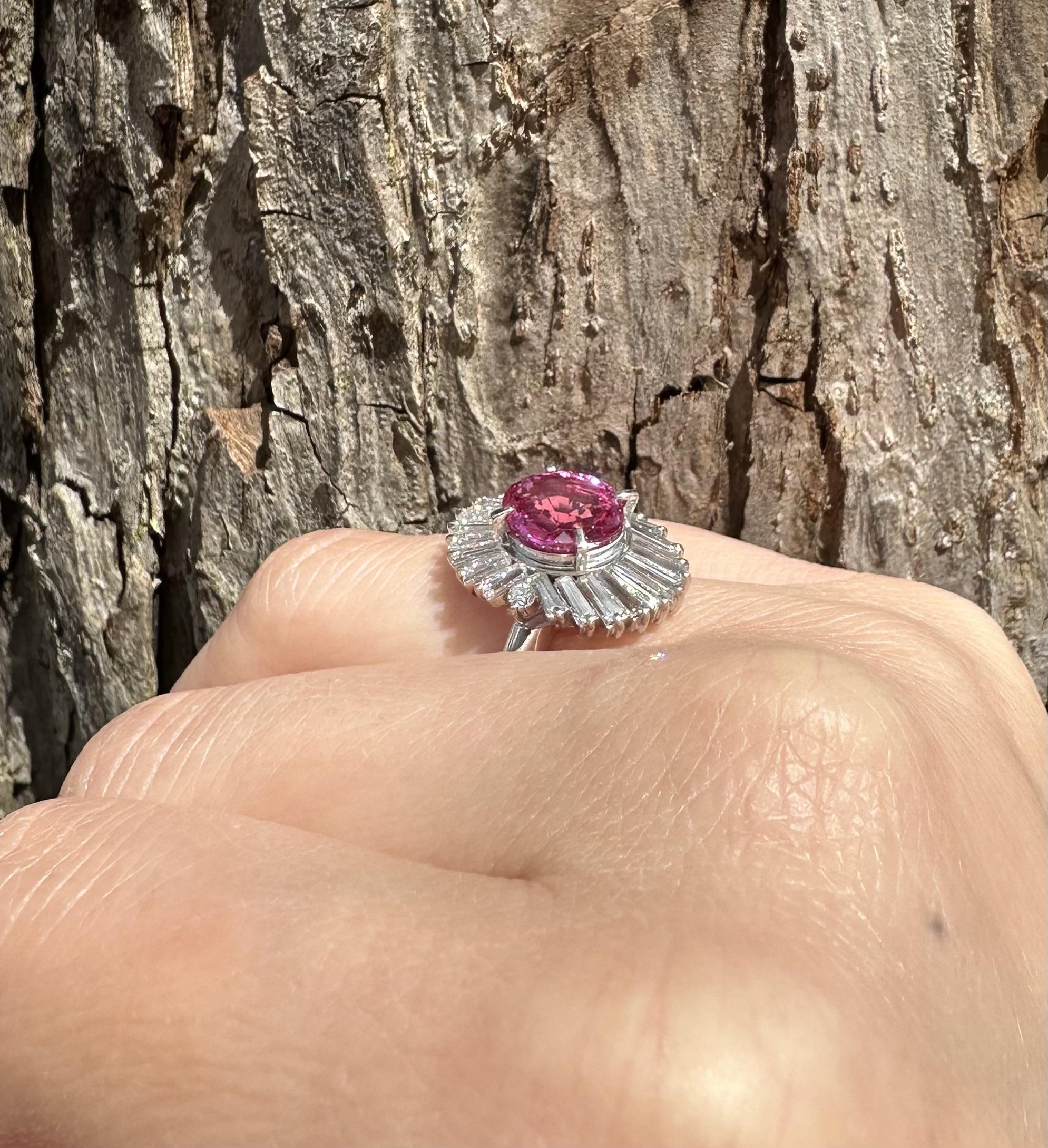 Bague vintage en platine GIA 4,67 ctw VIVID CLEAN saphir rose baguette diamant en vente 2