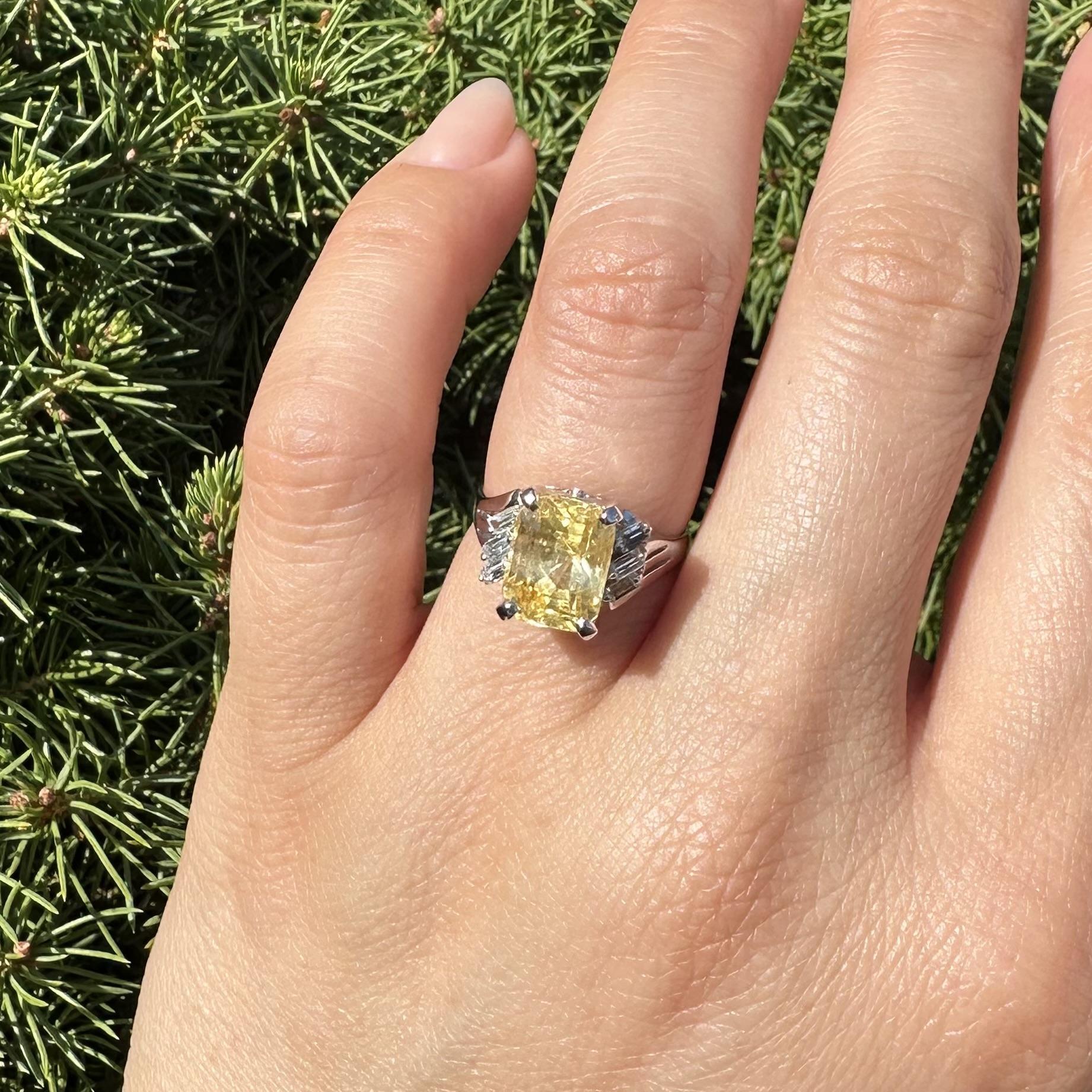 Vintage Platin GIA 4,83ctw Smaragd Schliff Gelb Saphir Baguette Diamant Ring im Angebot 11