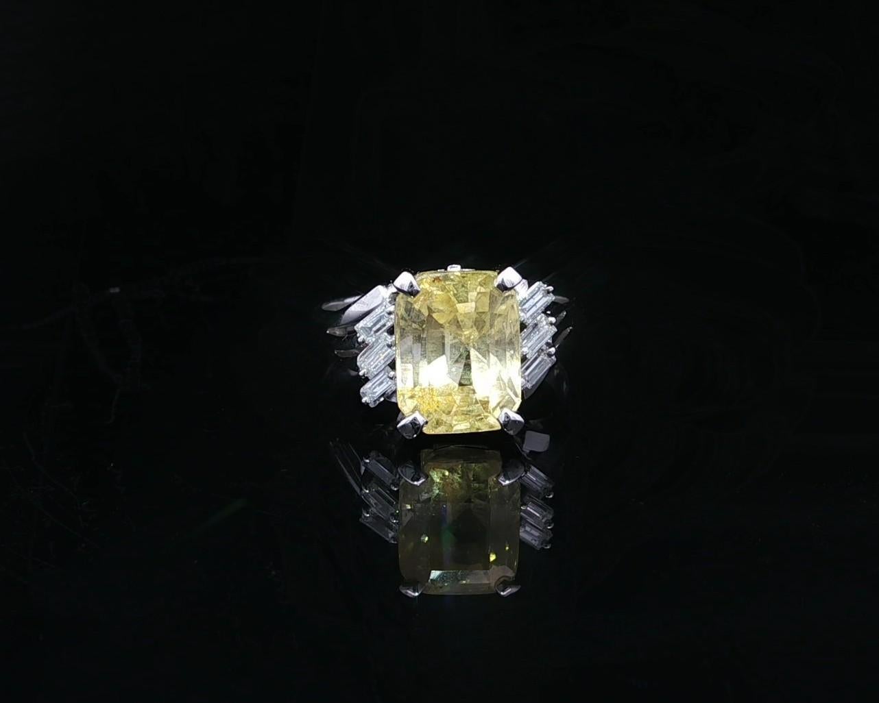 --Stein(e):--
(1) Natürlicher echter Saphir - Smaragd achteckiger Stufenschliff - Zackenfassung - gelbe Farbe - keine Hitze - 4,65ct (genau)
**Details zur Zertifizierung siehe unten**
(6) Natürliche Echte Diamanten - Baguetteschliff - Zackenbesatz -