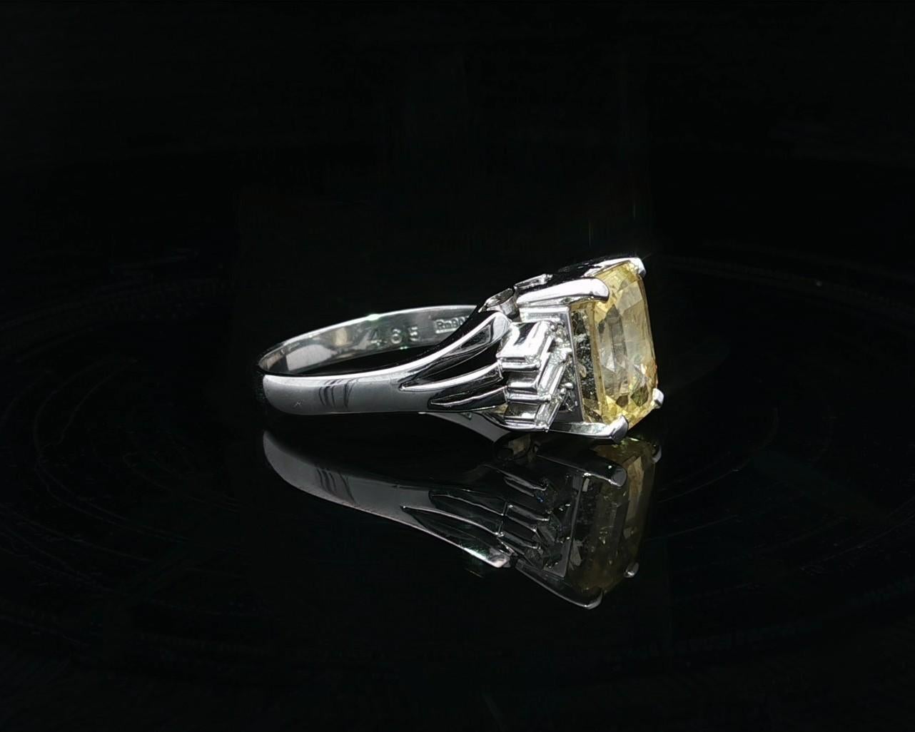 Vintage Platin GIA 4,83ctw Smaragd Schliff Gelb Saphir Baguette Diamant Ring im Angebot 1