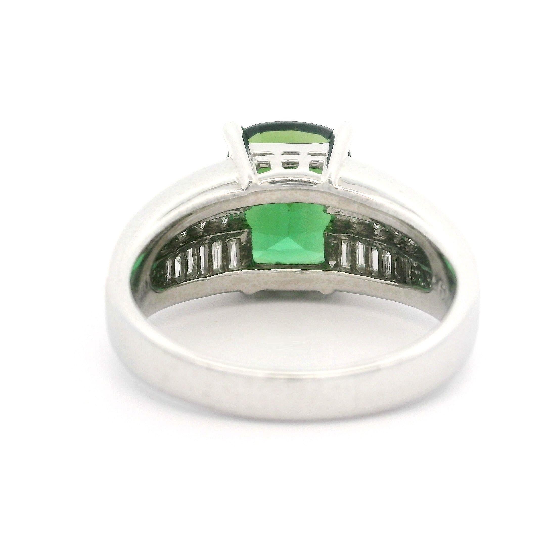 Vintage Platin GIA 5,31ct Vivid Green Cushion Turmalin Diamant Cocktail Ring im Angebot 5