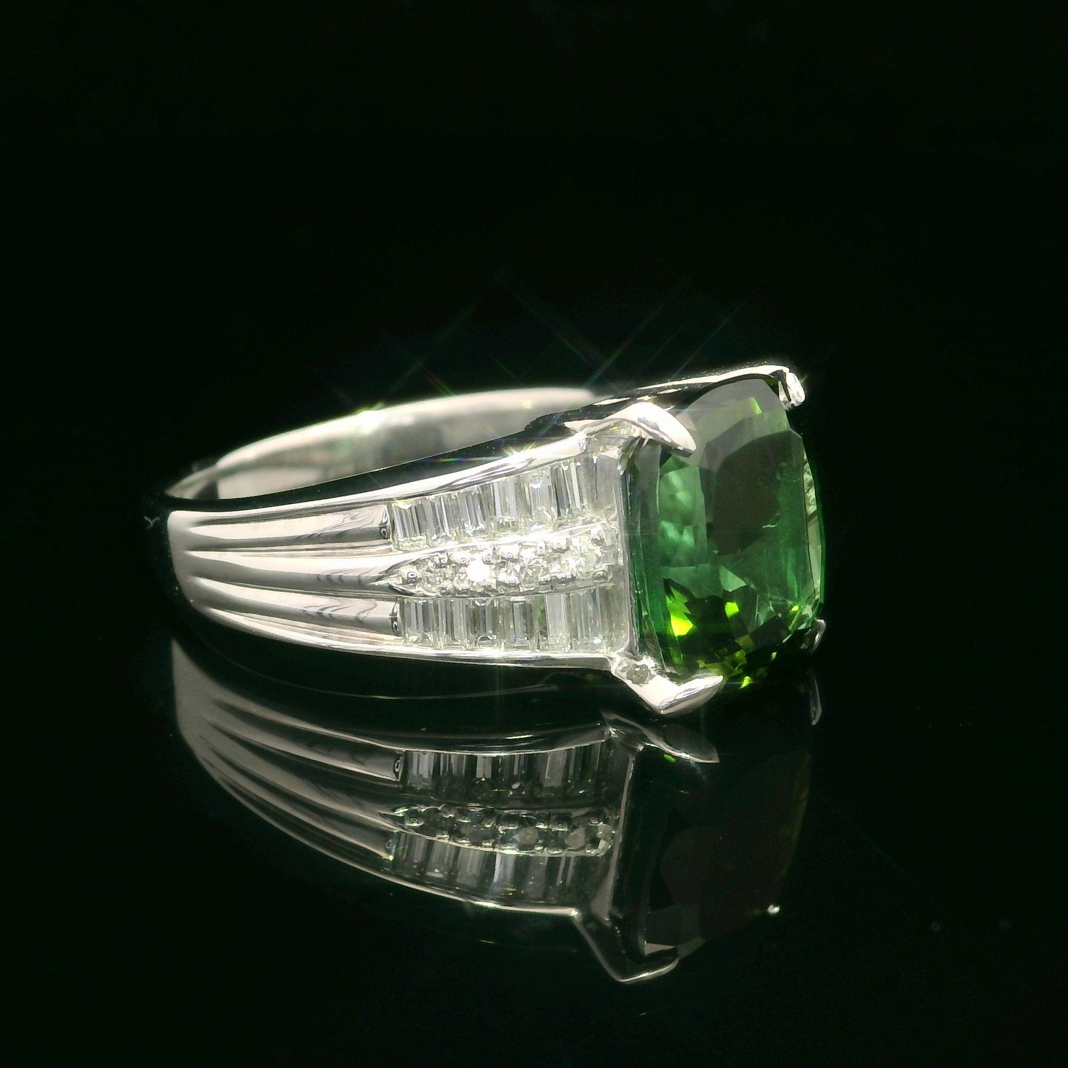 Vintage Platin GIA 5,31ct Vivid Green Cushion Turmalin Diamant Cocktail Ring im Angebot 1