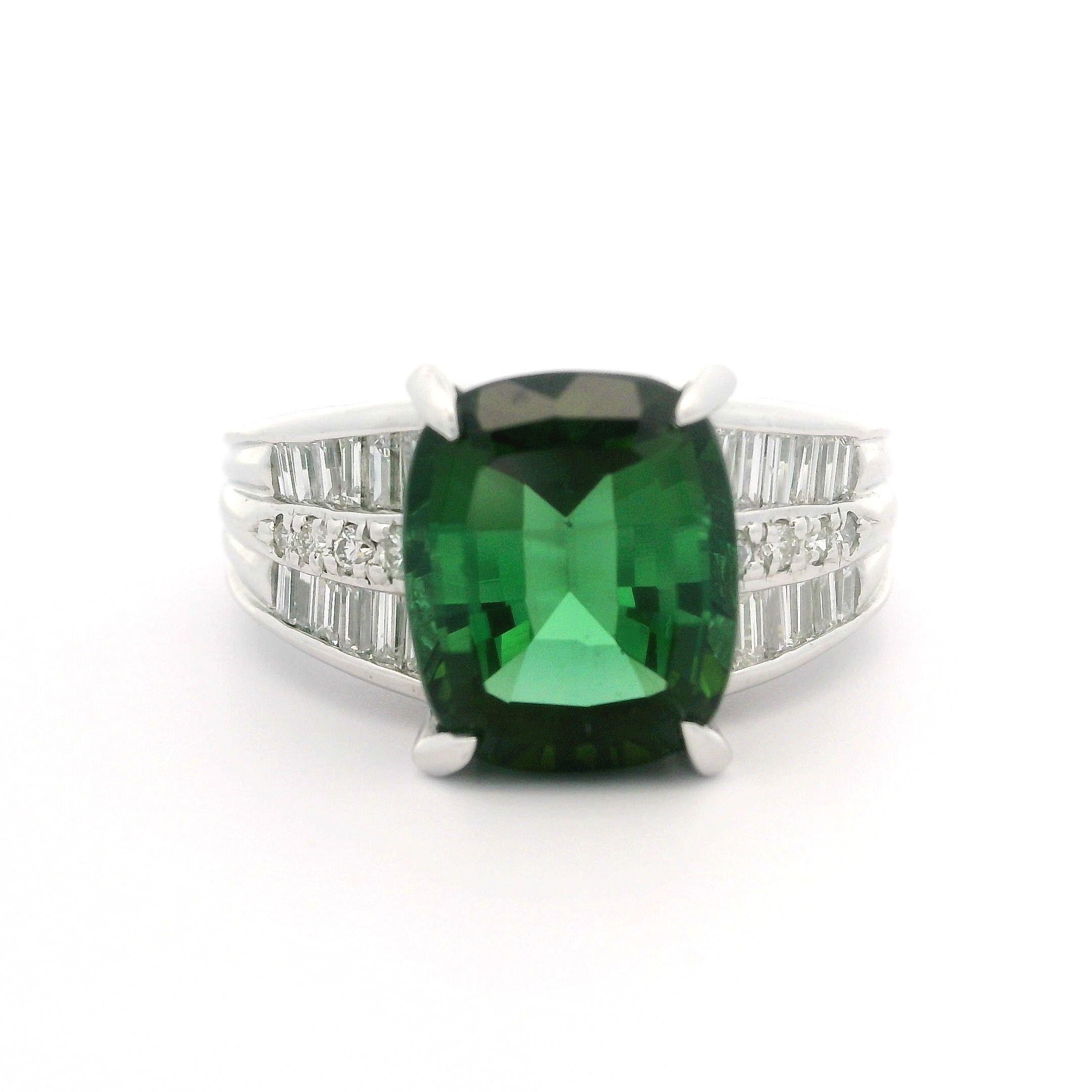 Vintage Platin GIA 5,31ct Vivid Green Cushion Turmalin Diamant Cocktail Ring im Angebot 3