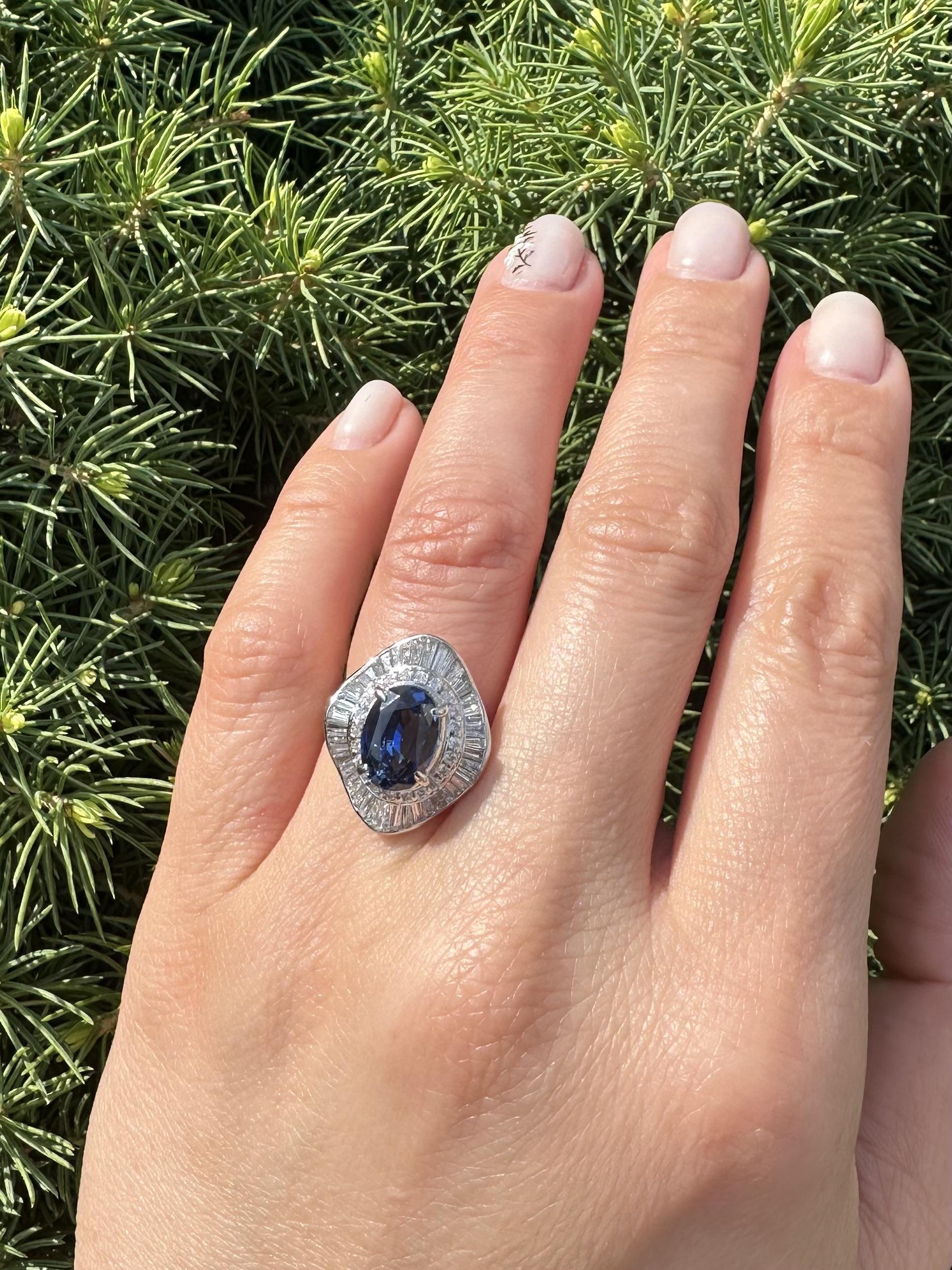 Anillo bailarina vintage de platino GIA 5,41 ct Zafiro oval con doble halo de diamantes en venta 5