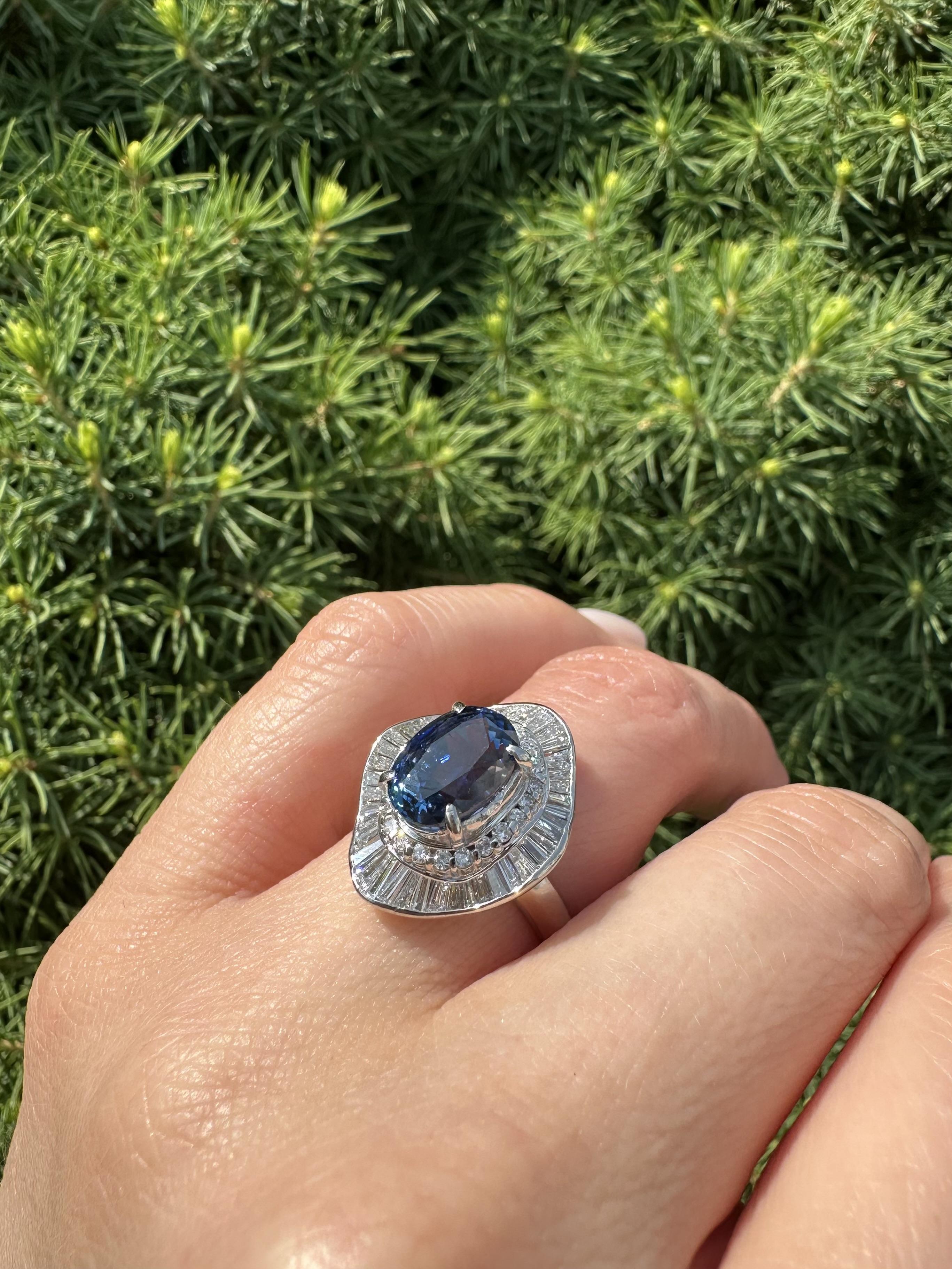 Anillo bailarina vintage de platino GIA 5,41 ct Zafiro oval con doble halo de diamantes en venta 6