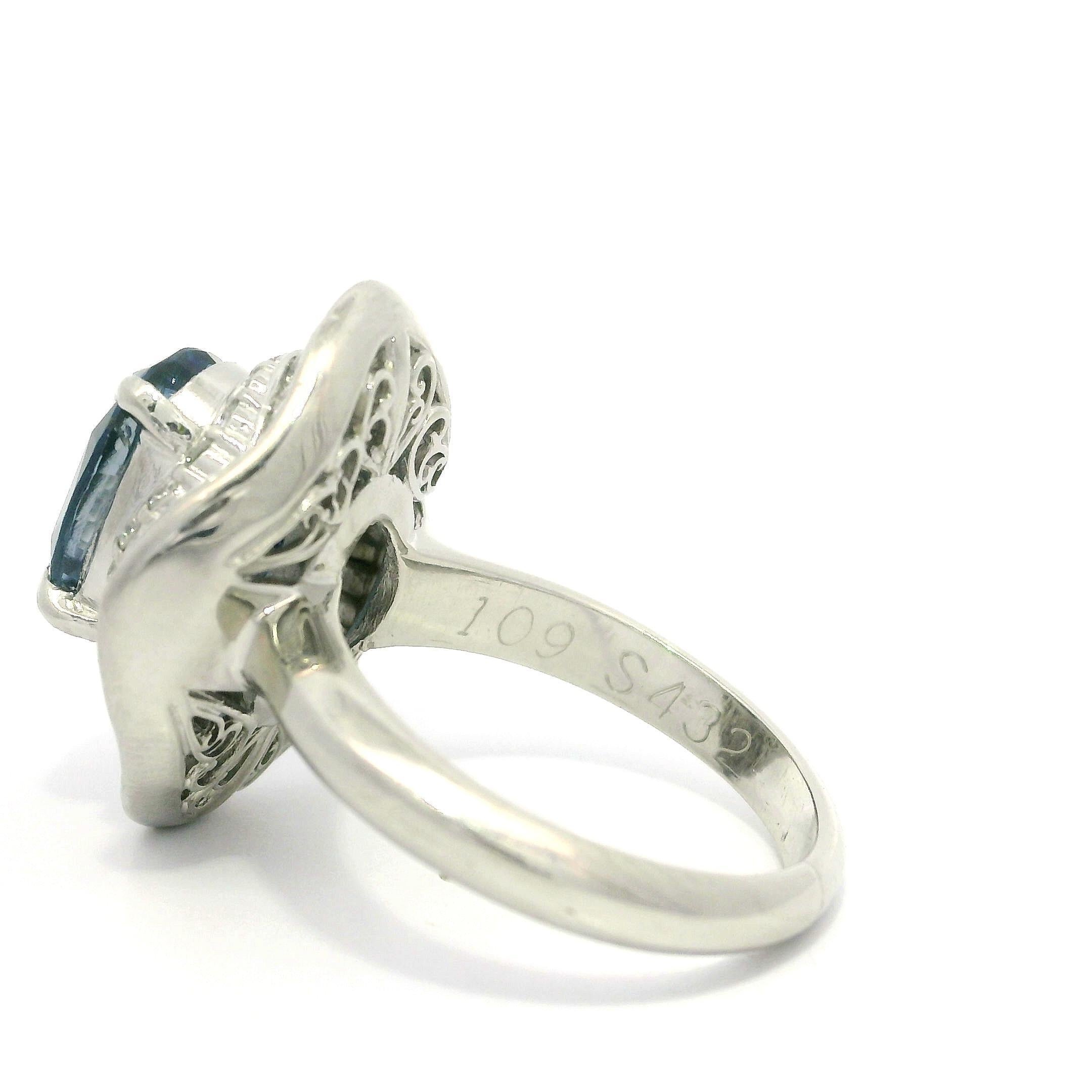 Anillo bailarina vintage de platino GIA 5,41 ct Zafiro oval con doble halo de diamantes en venta 10