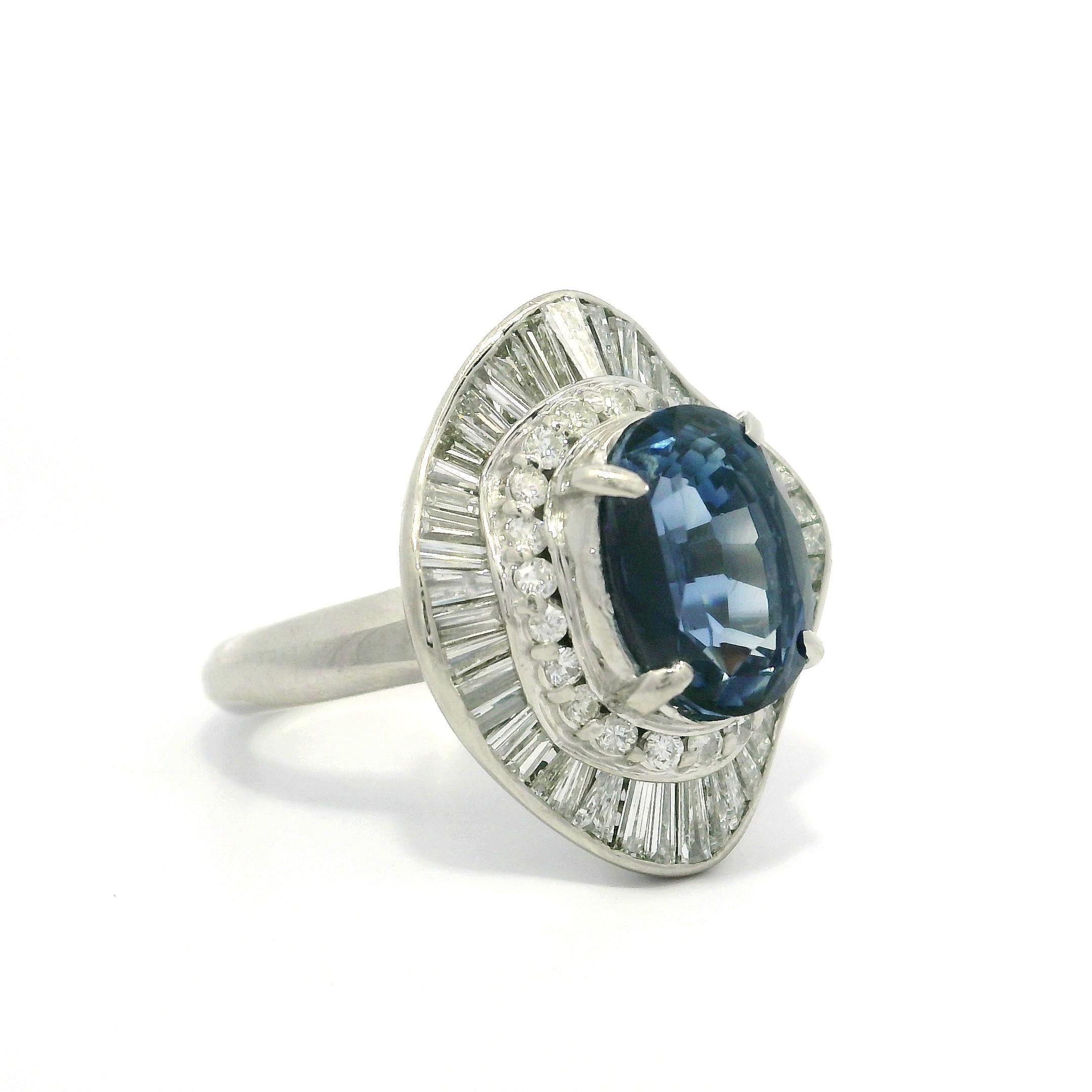 Anillo bailarina vintage de platino GIA 5,41 ct Zafiro oval con doble halo de diamantes Corte oval en venta