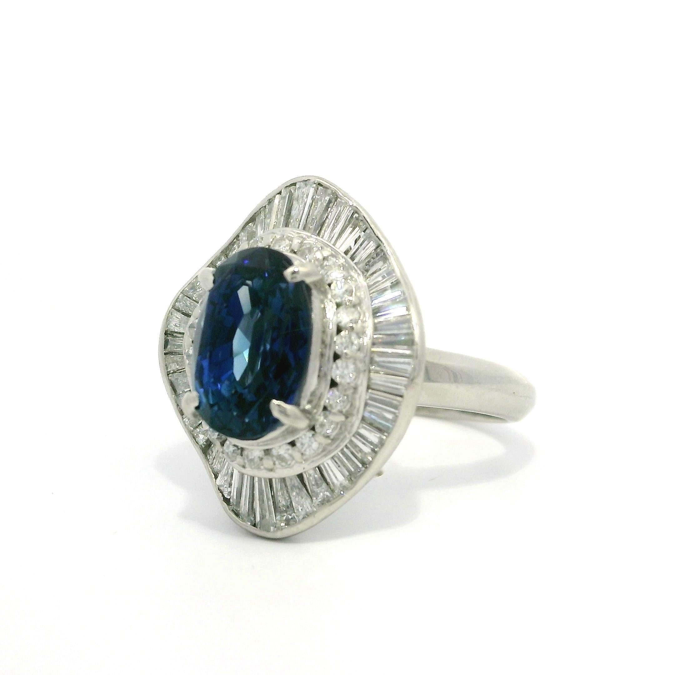 Anillo bailarina vintage de platino GIA 5,41 ct Zafiro oval con doble halo de diamantes en Bueno estado para la venta en Montclair, NJ