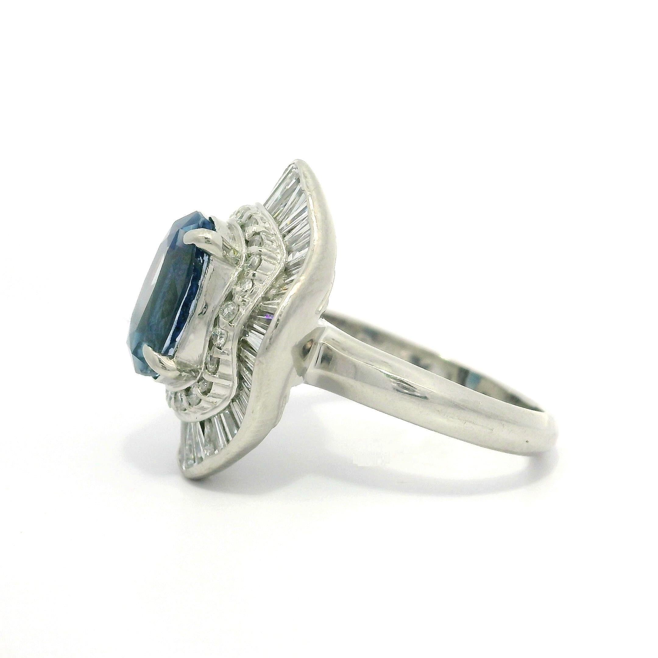 De las mujeres Anillo bailarina vintage de platino GIA 5,41 ct Zafiro oval con doble halo de diamantes en venta