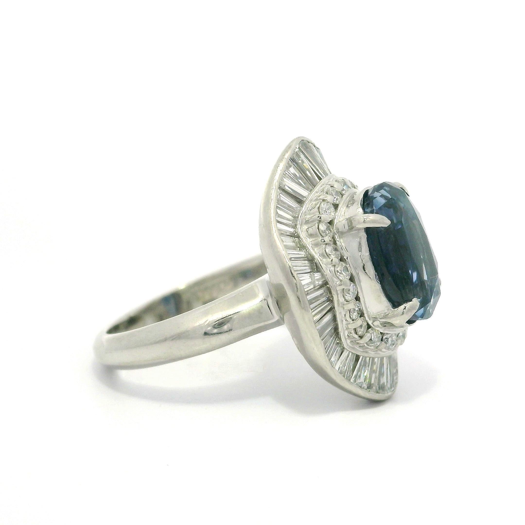 Anillo bailarina vintage de platino GIA 5,41 ct Zafiro oval con doble halo de diamantes en venta 1