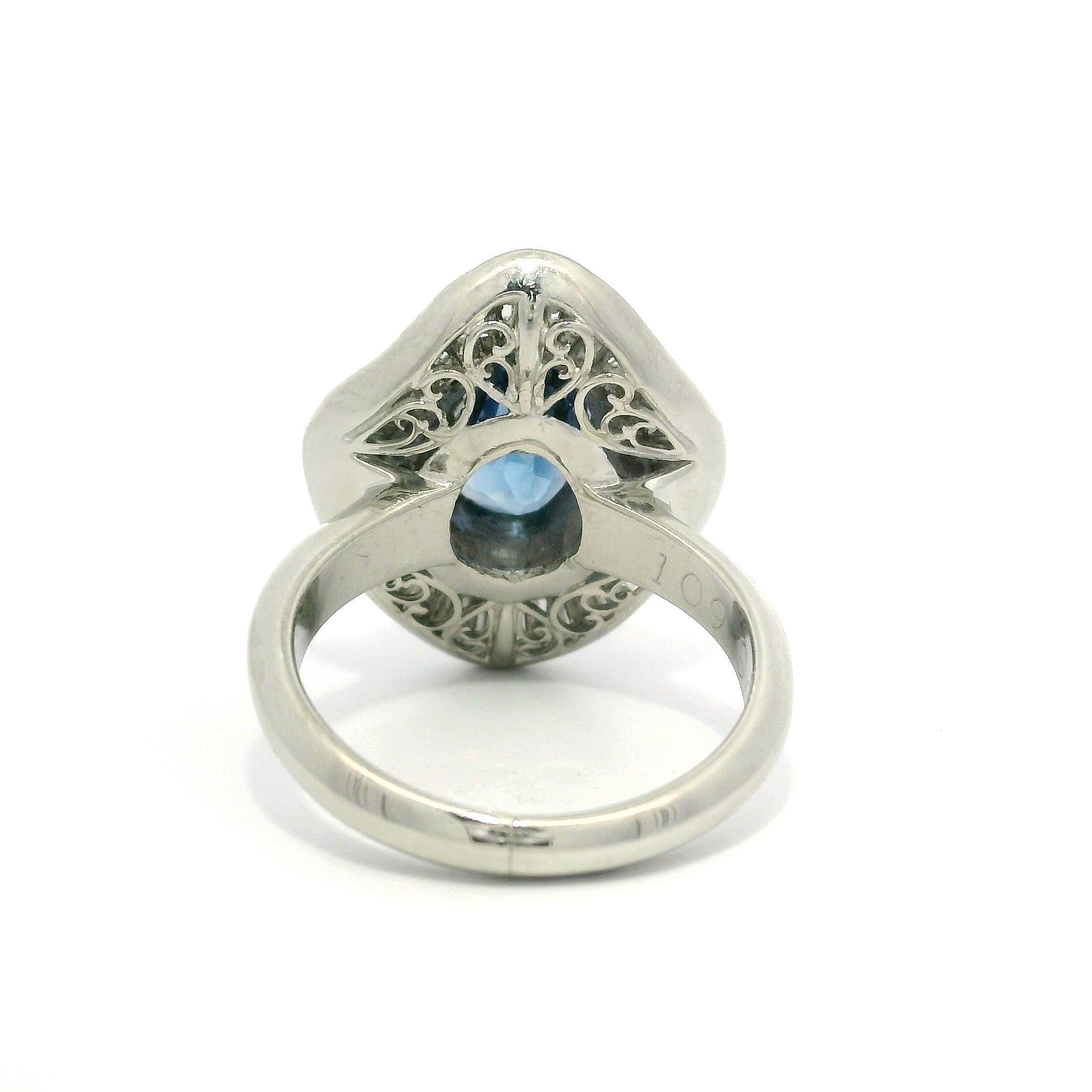 Anillo bailarina vintage de platino GIA 5,41 ct Zafiro oval con doble halo de diamantes en venta 2