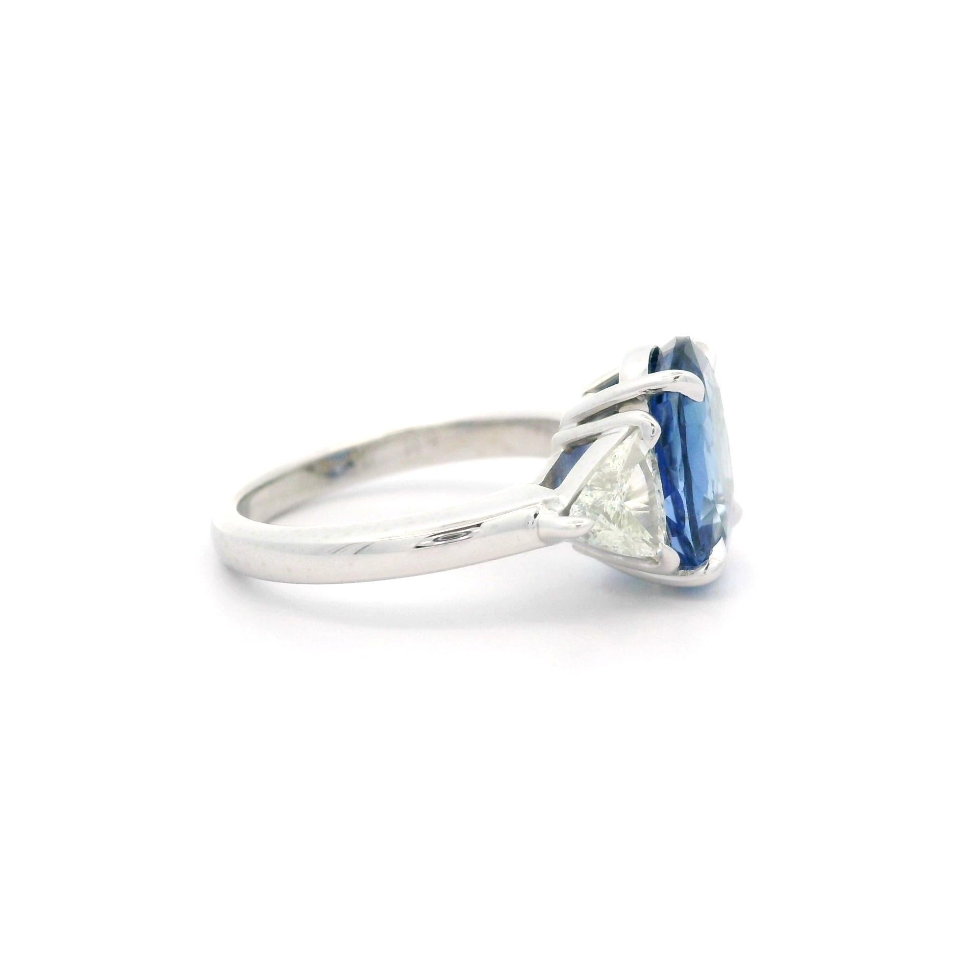 Taille ovale Bague vintage en platine GIA 5,46 carats saphir ovale non chauffé avec trillion de diamants en vente
