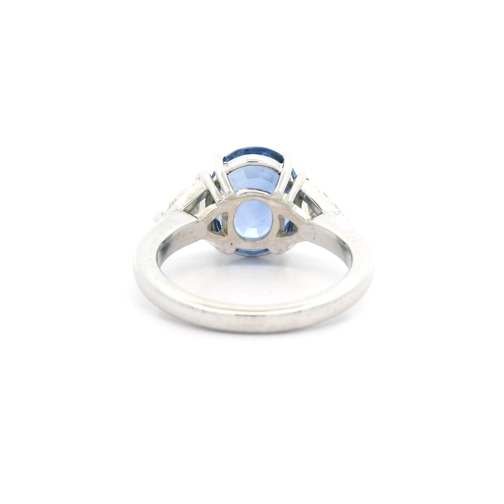 Anello vintage in platino GIA con zaffiro ovale senza calore e trilioni di diamanti da 5,46 carati In condizioni ottime in vendita a Montclair, NJ