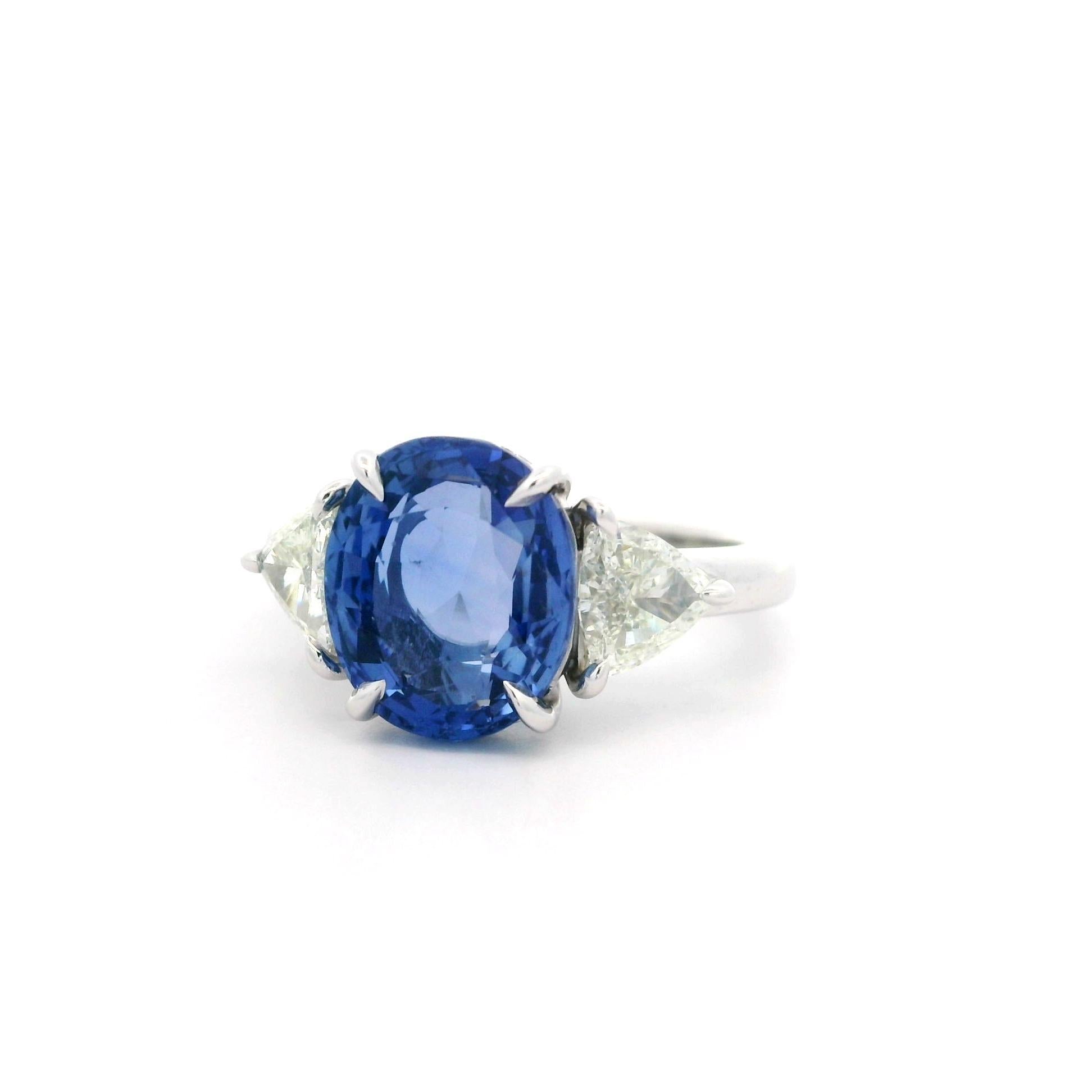 Bague vintage en platine GIA 5,46 carats saphir ovale non chauffé avec trillion de diamants en vente 2