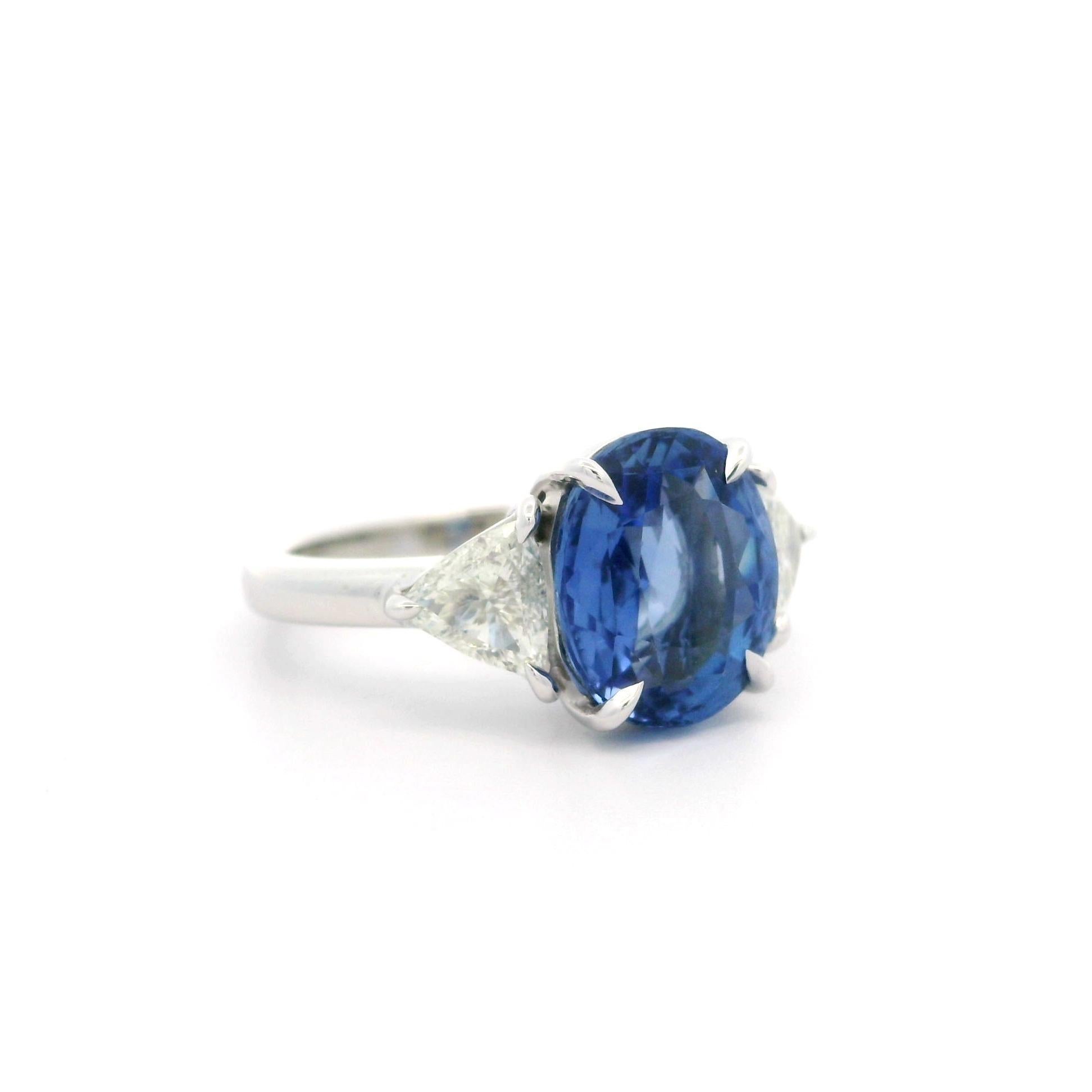 Anello vintage in platino GIA con zaffiro ovale senza calore e trilioni di diamanti da 5,46 carati in vendita 3