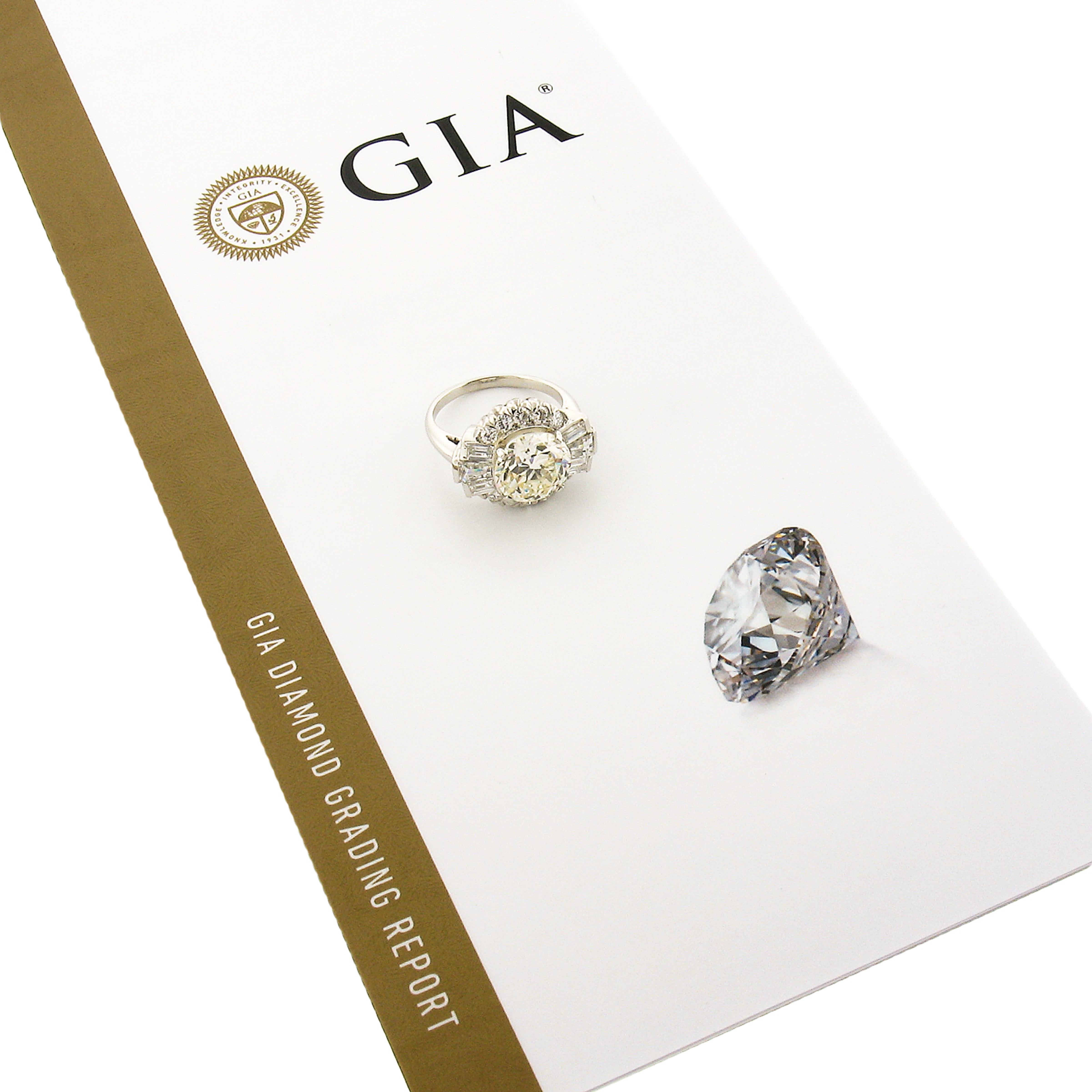 Dieser dramatische Diamant-Verlobungsring aus der Mitte des Jahrhunderts ist aus massivem Platin gefertigt und trägt einen atemberaubenden, GIA-zertifizierten, alten runden Diamanten im Brillantschliff in seiner Mitte. Dieser wunderschöne Diamant