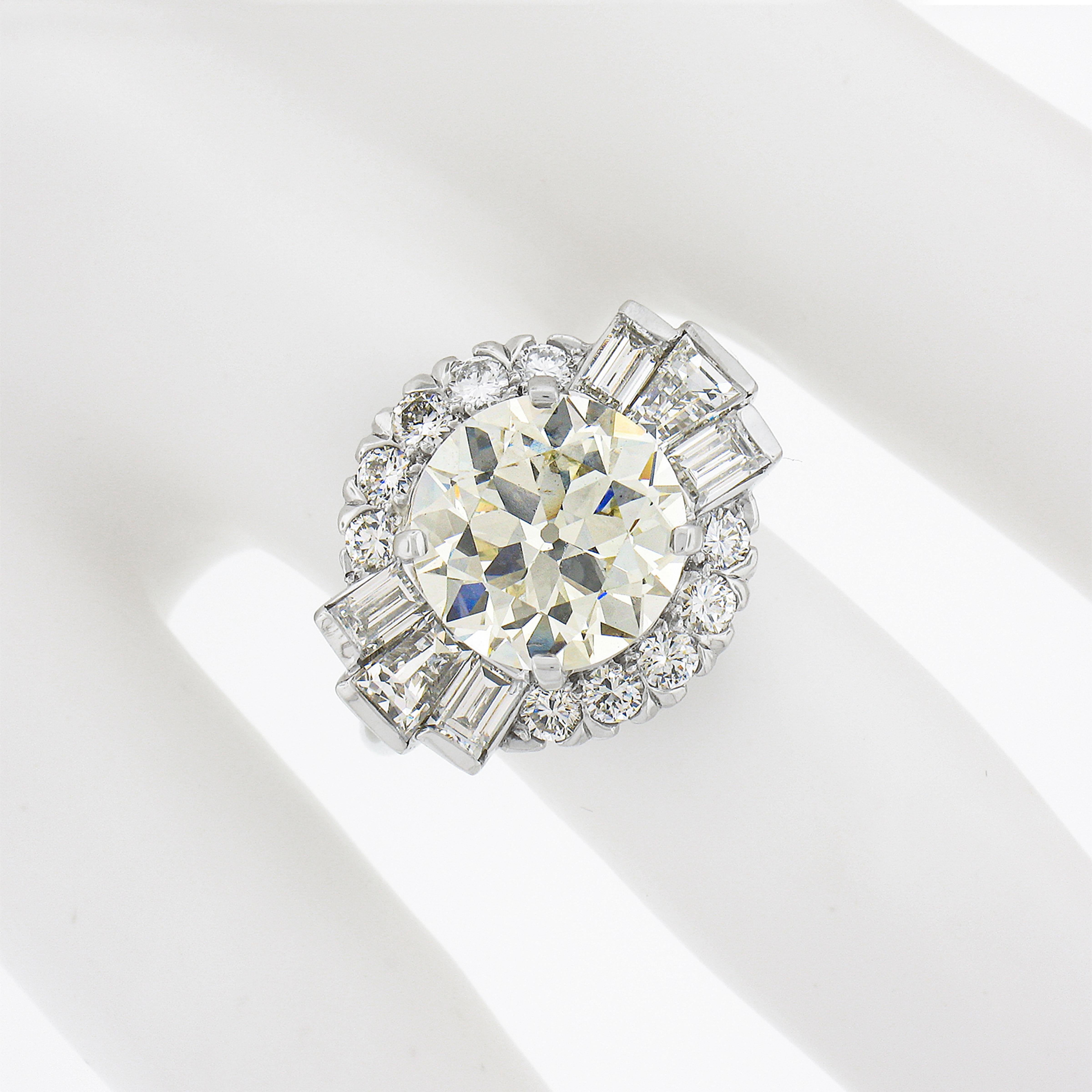 Verlobungsring aus Platin mit GIA 5,56 Karat rundem und Baguette-Diamant im Altschliff Damen im Angebot
