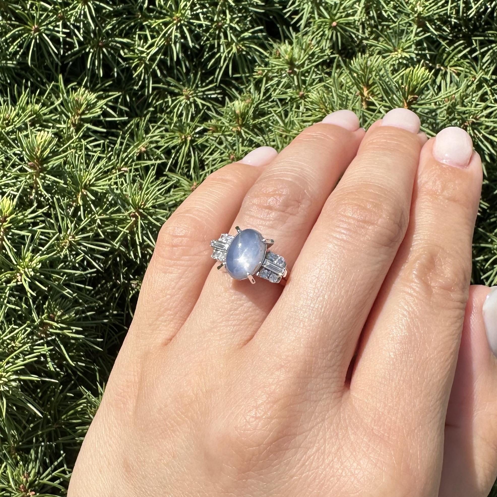 Vintage Platin GIA 5,75ctw Blue Star Sapphire w / Baguette Diamant-Seiten Ring im Angebot 1