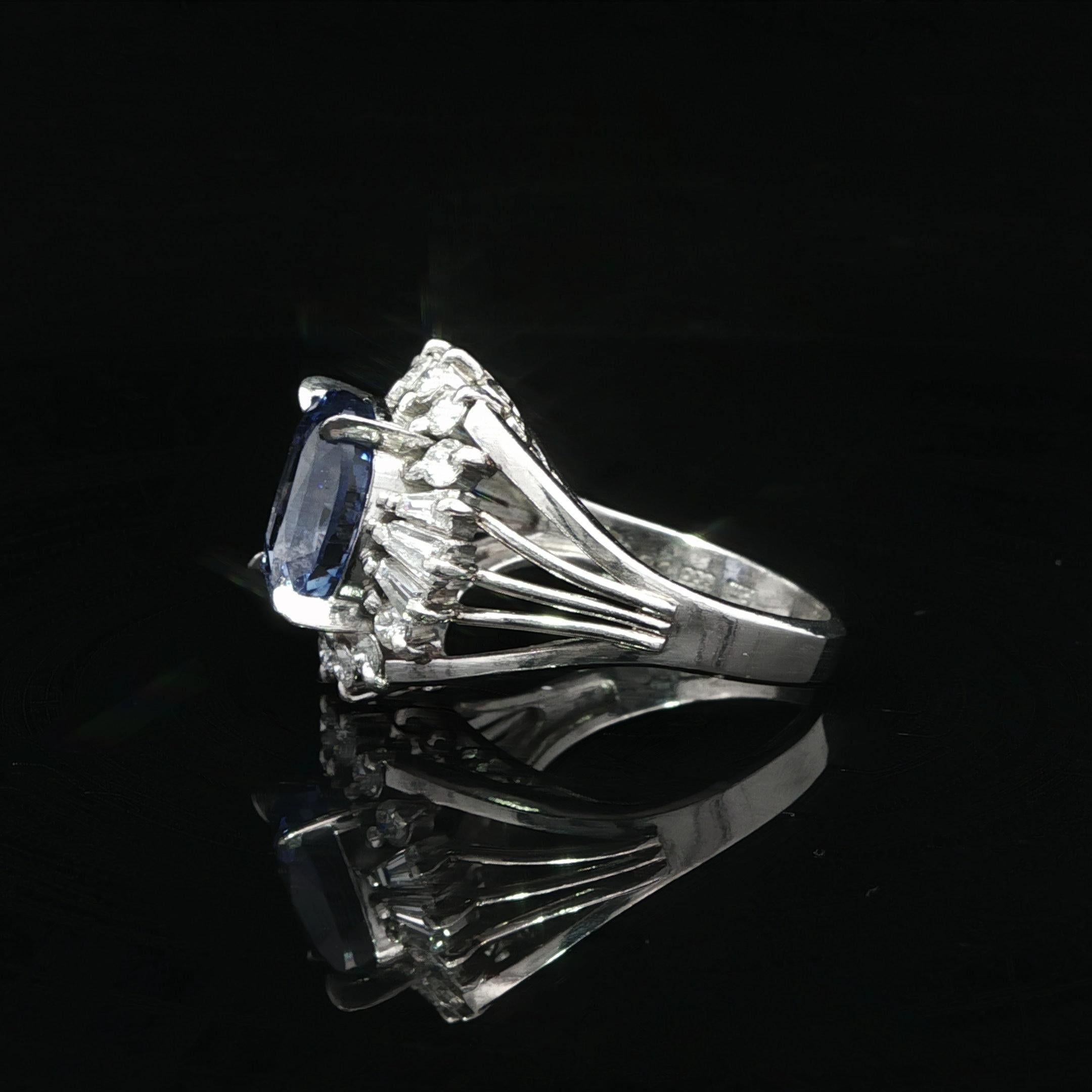 Taille ovale Vintage Platine GIA 6.07ctw No Heat Sapphire Diamond Open Side Shank Ring en vente