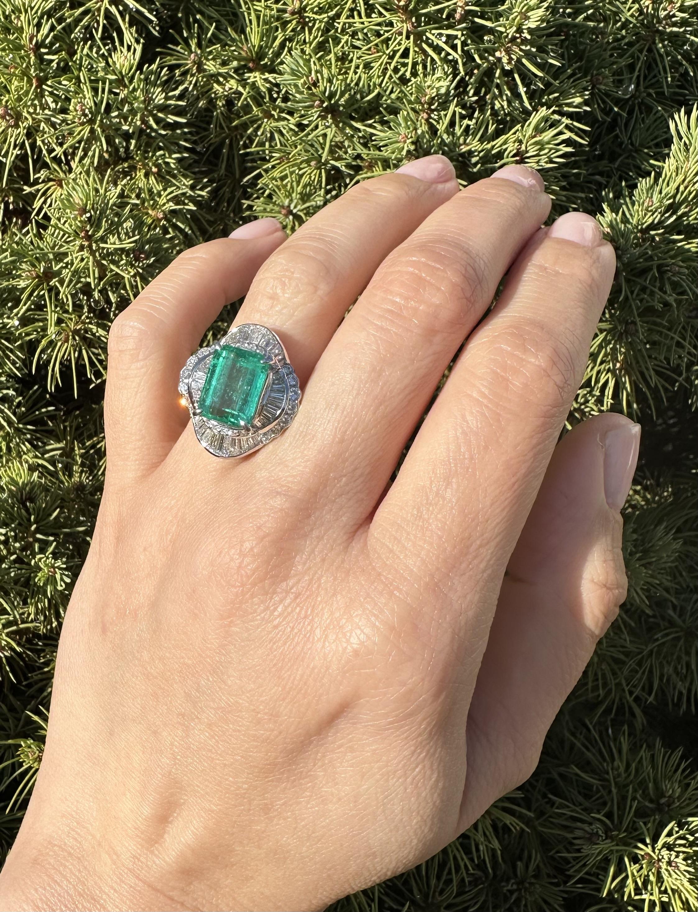 Vintage Platin GIA 6,93ctw kolumbianischer Smaragd & Diamant Ballerina Cocktail-Ring, Vintage im Angebot 5