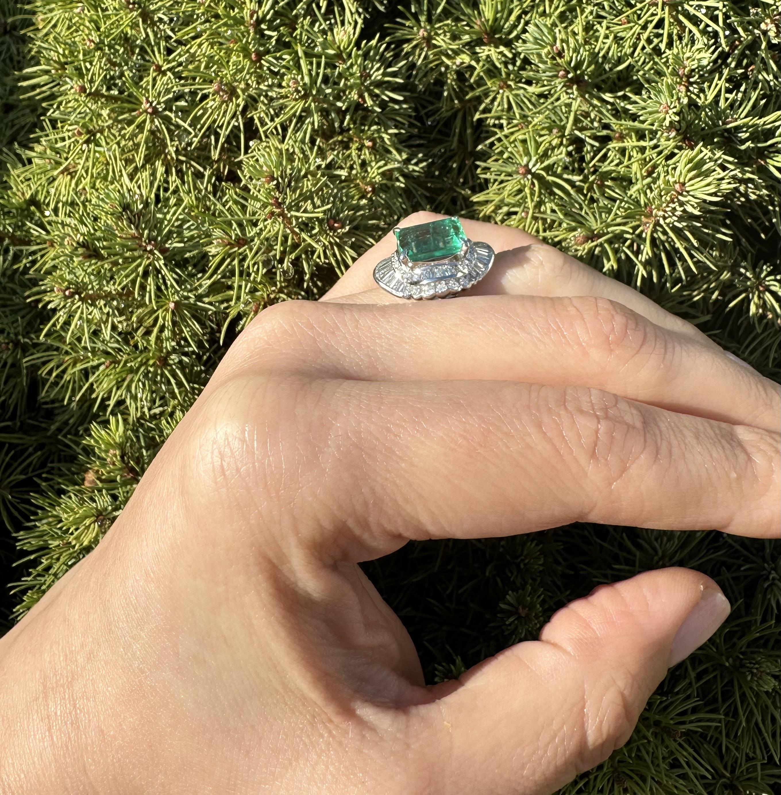 Vintage Platin GIA 6,93ctw kolumbianischer Smaragd & Diamant Ballerina Cocktail-Ring, Vintage im Angebot 6