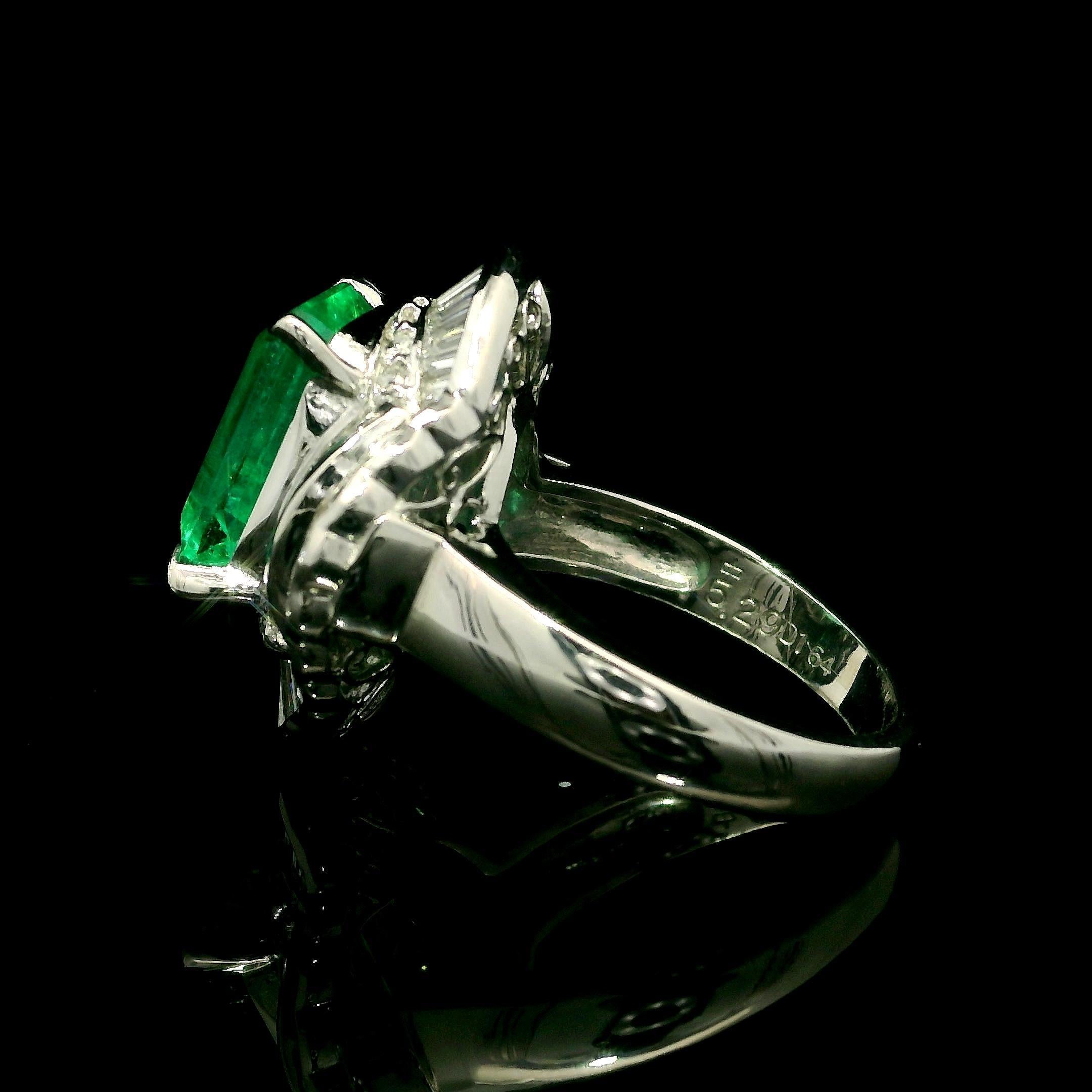 --Stein(e):--
(1) Natural Genuine Emerald - Octagonal Cut - Prong Set - Nice Green Color - Minor Oil - 5,29ct (genau)** Siehe Zertifizierung Details unten für vollständige Informationen **
(66) Natürliche Echte Diamanten - Baguette & Runde