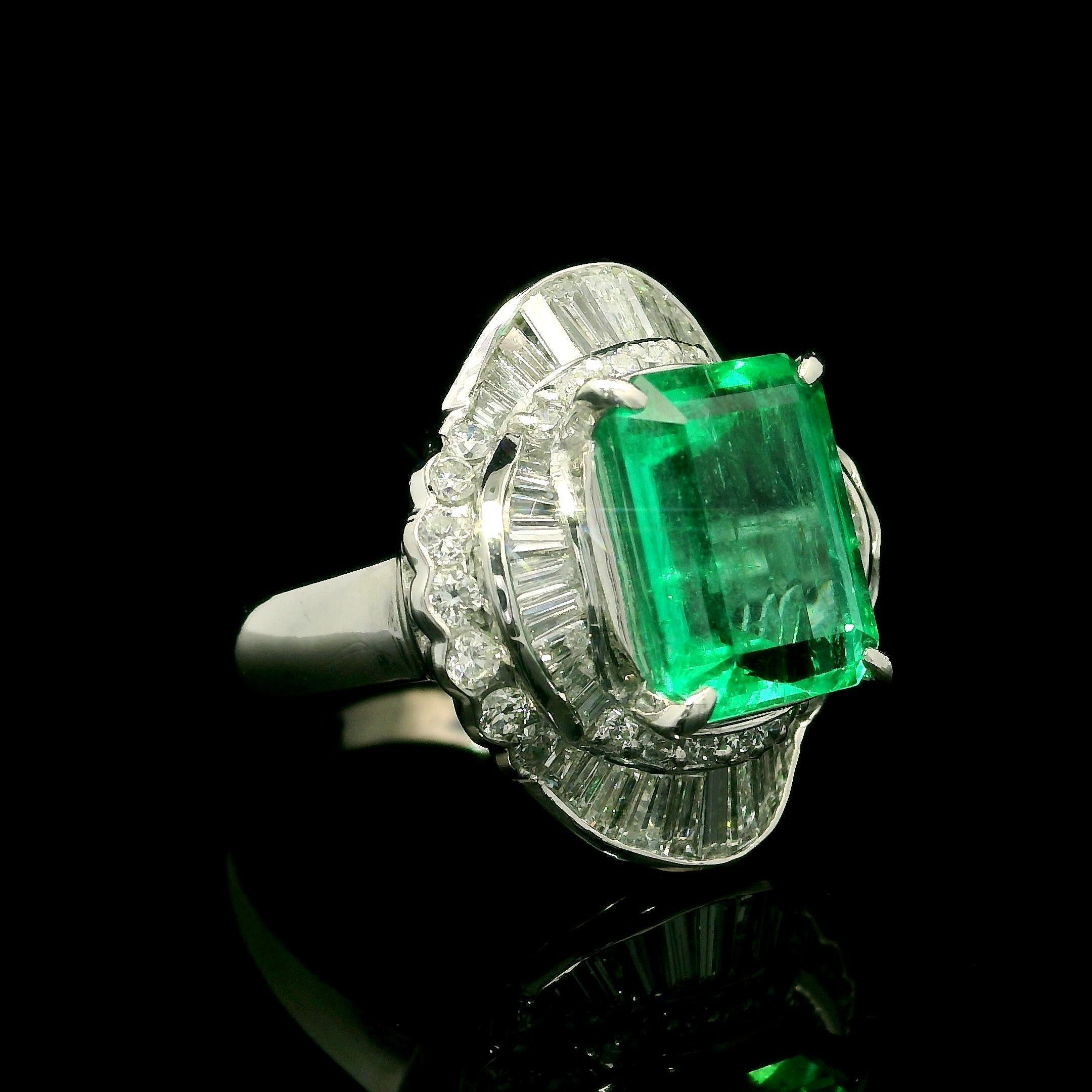 Vintage Platin GIA 6,93ctw kolumbianischer Smaragd & Diamant Ballerina Cocktail-Ring, Vintage im Zustand „Hervorragend“ im Angebot in Montclair, NJ