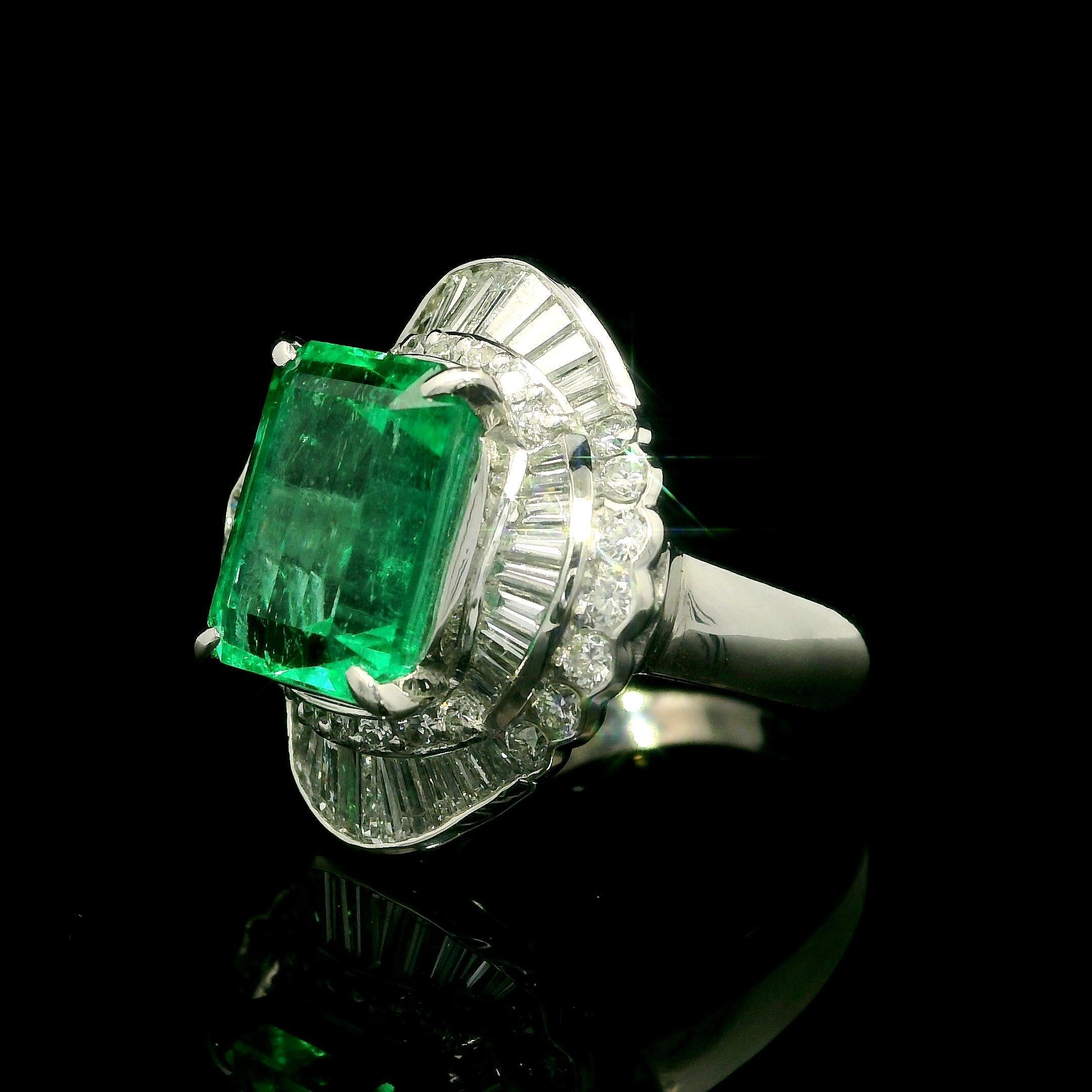 Vintage Platin GIA 6,93ctw kolumbianischer Smaragd & Diamant Ballerina Cocktail-Ring, Vintage Damen im Angebot
