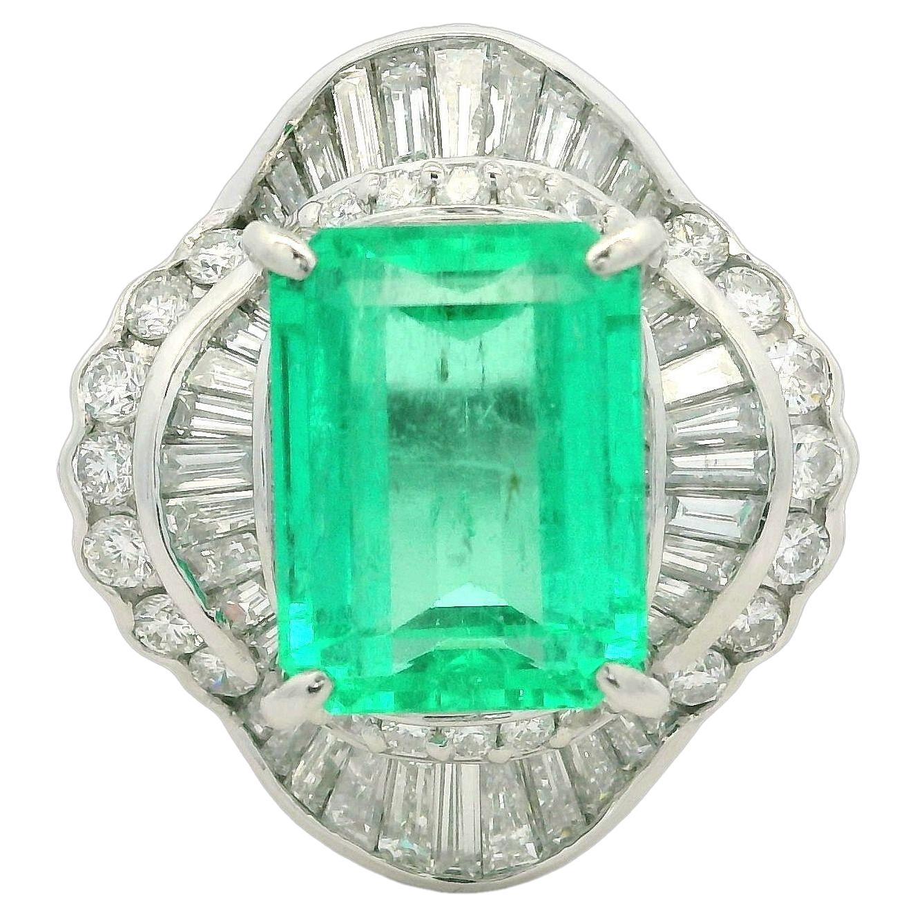 Anillo de cóctel vintage de platino con esmeralda colombiana y diamantes GIA de 6,93 ctw