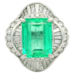 Anillo de cóctel vintage de platino con esmeralda colombiana y diamantes GIA de 6,93 ctw