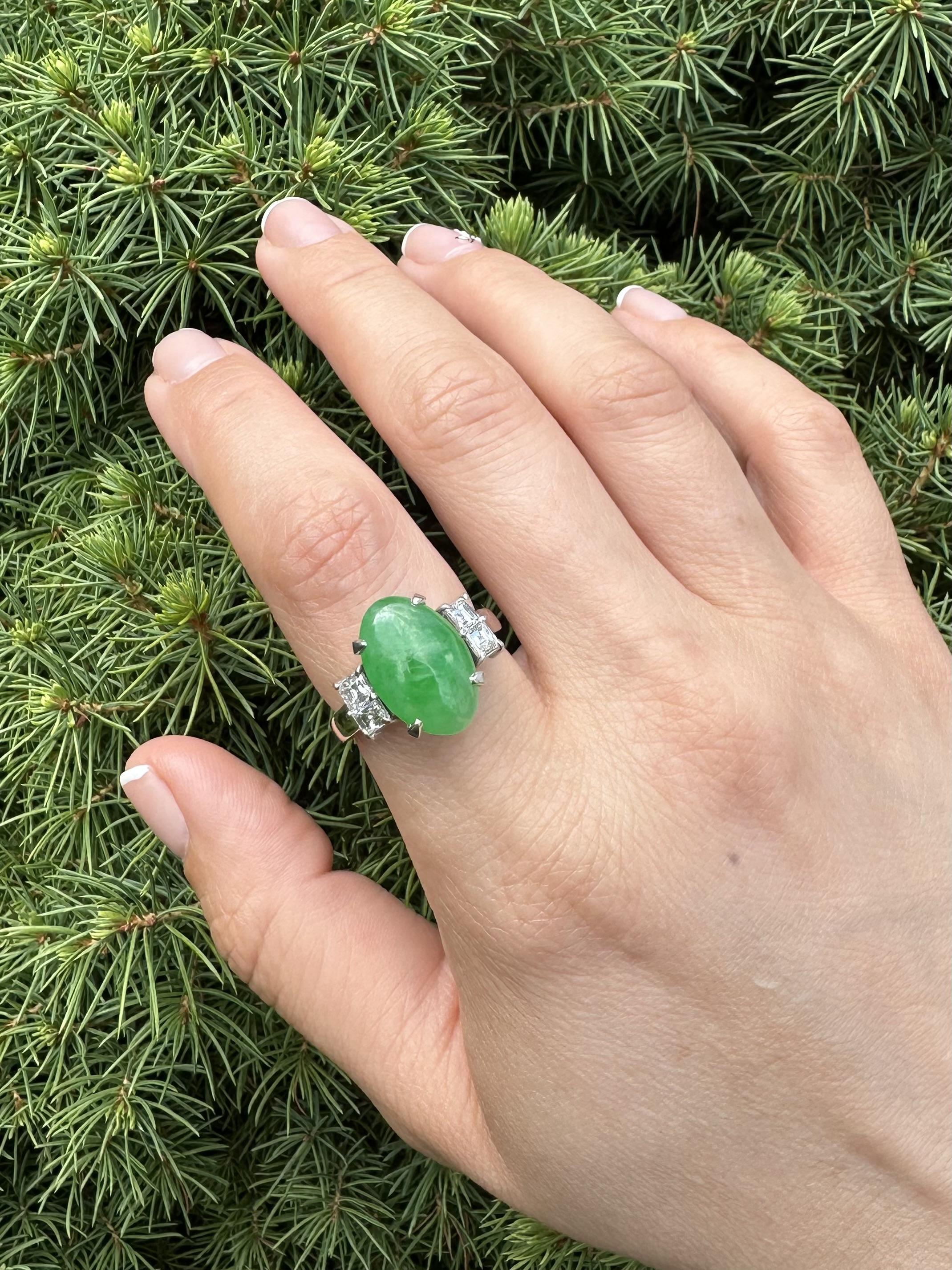 Anello vintage in platino GIA 8,29ctw molto bello di giada ovale A con diamanti carré ai lati in vendita 2