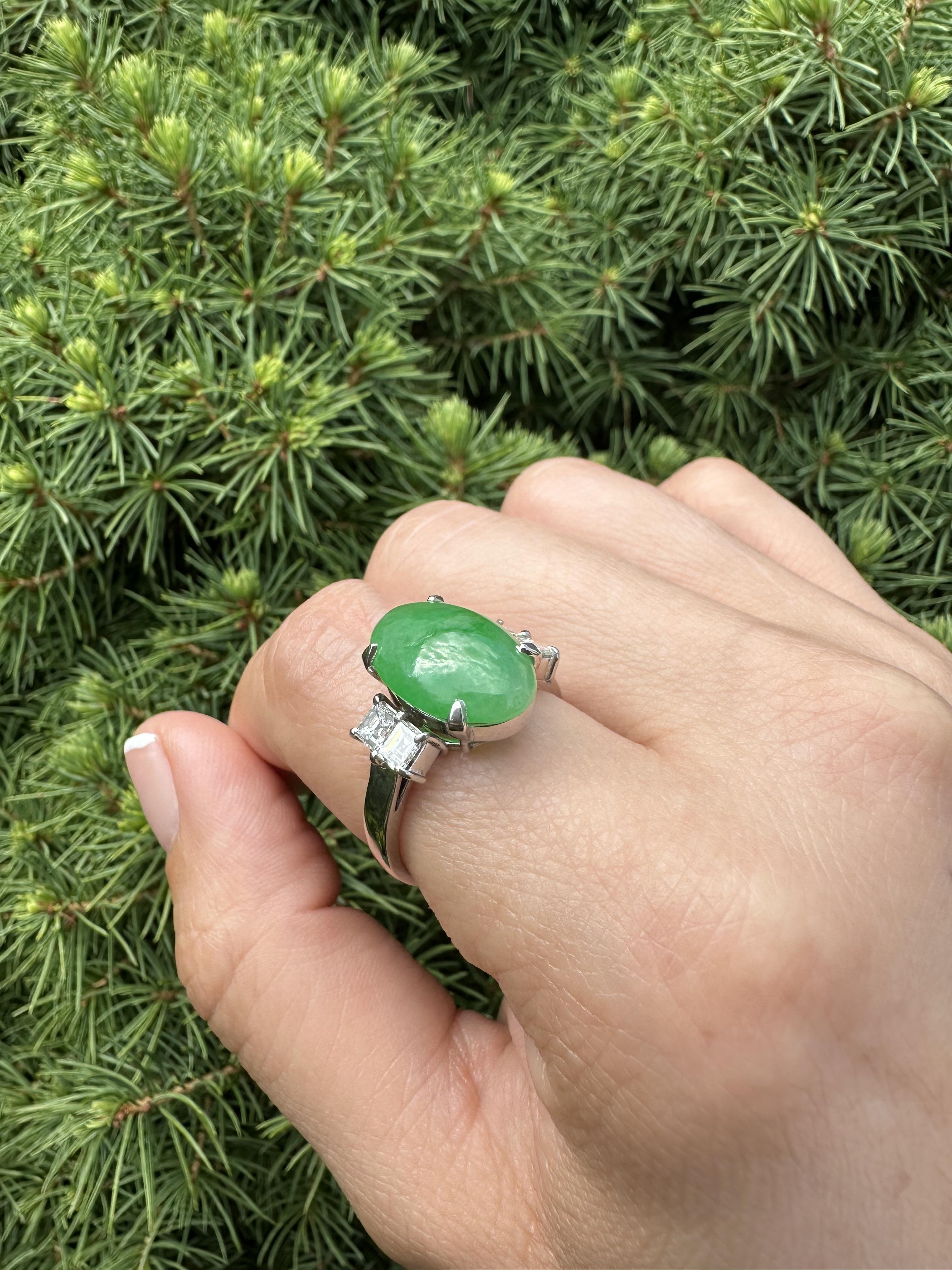 Anello vintage in platino GIA 8,29ctw molto bello di giada ovale A con diamanti carré ai lati in vendita 3