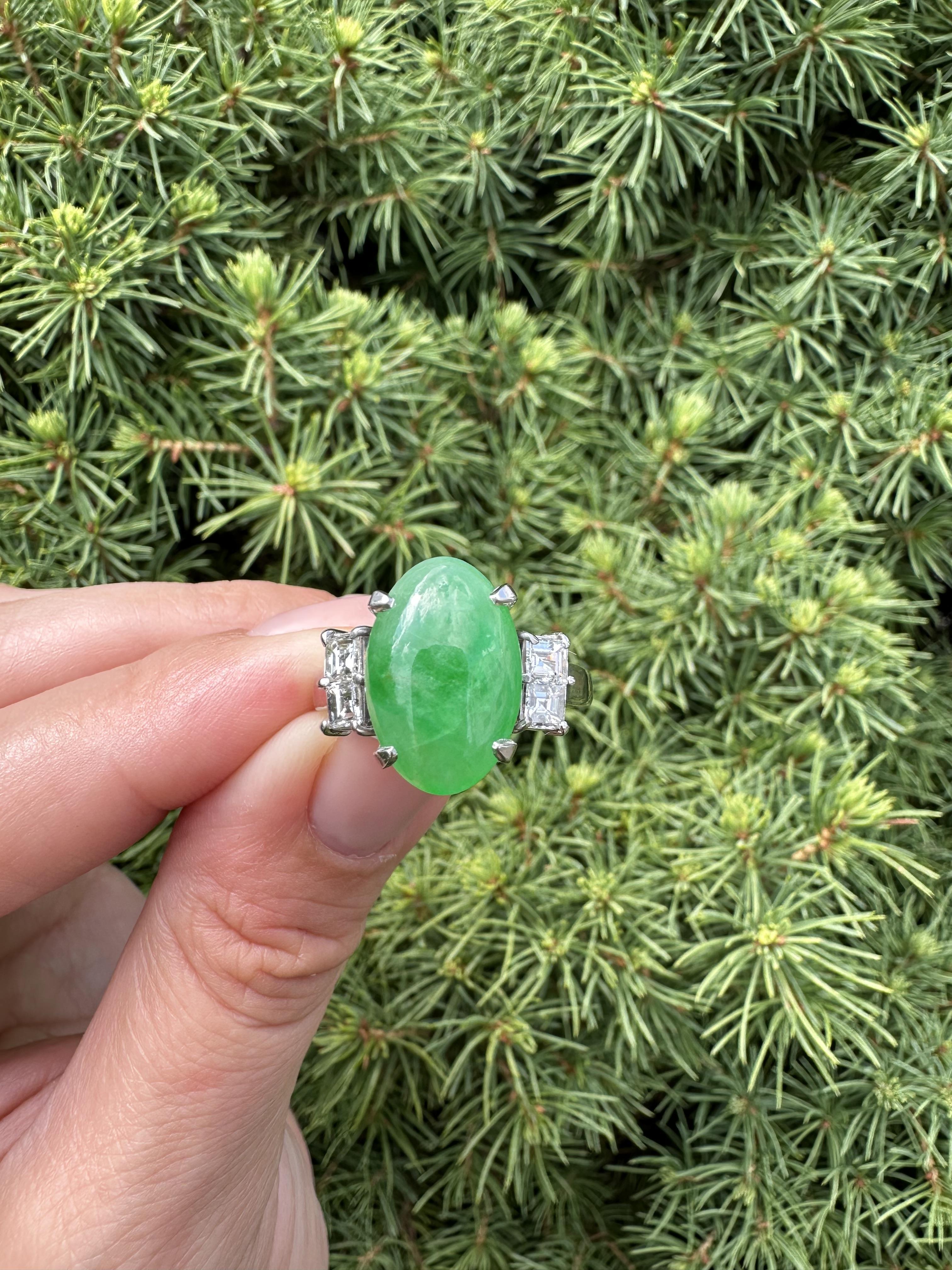 Anello vintage in platino GIA 8,29ctw molto bello di giada ovale A con diamanti carré ai lati in vendita 4