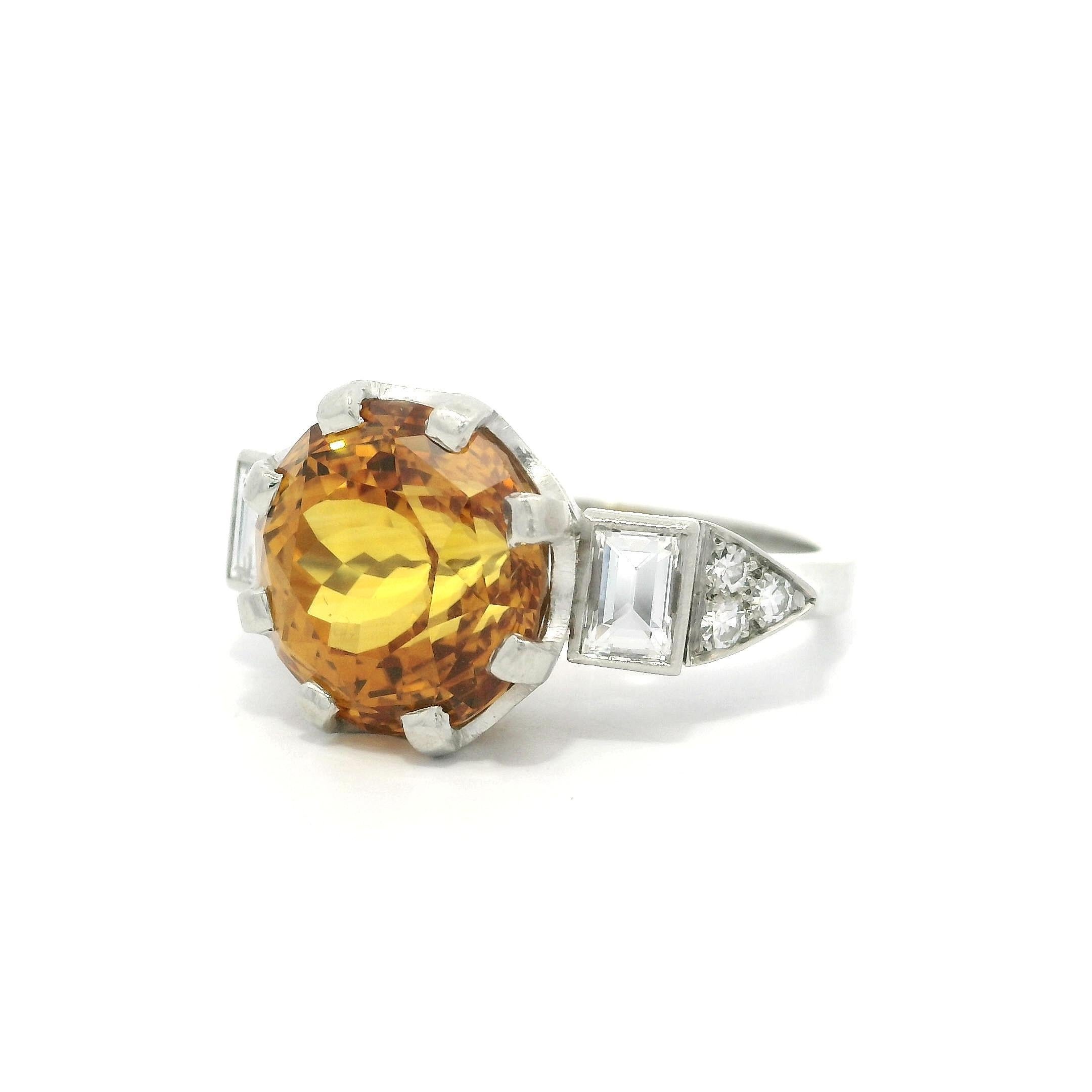 Vintage Platinum GIA 8.63ctw Round Yellowish Orange Sapphire w/ Diamond Ring In Excellent Condition For Sale In Montclair, NJ
