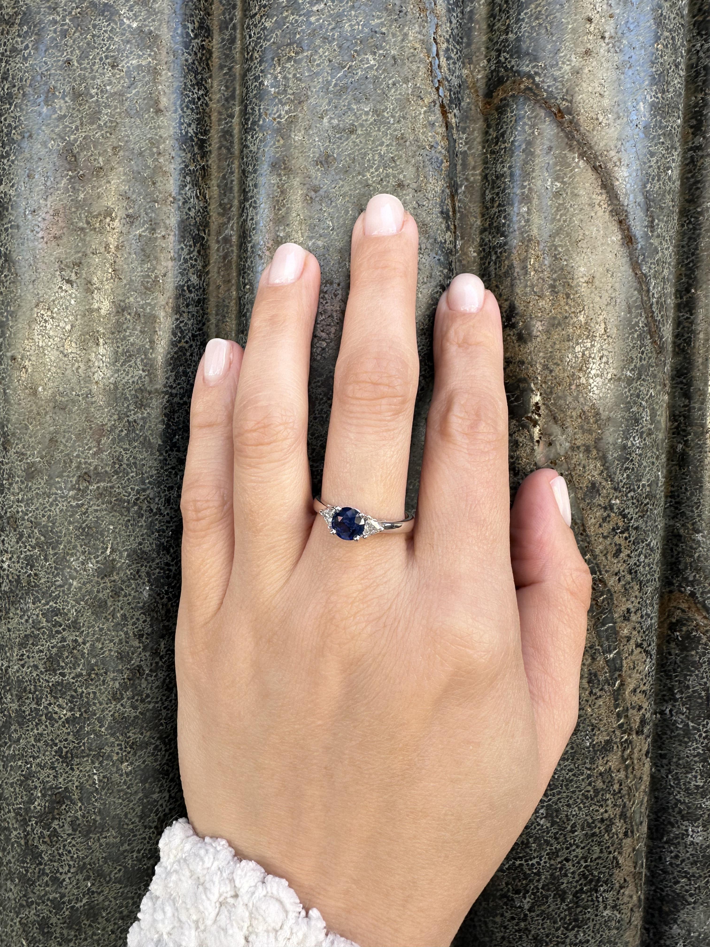 Vintage Platinum GIA Certified 1.46ctw Round Sapphire Trillion Diamond Ring In Excellent Condition For Sale In Montclair, NJ