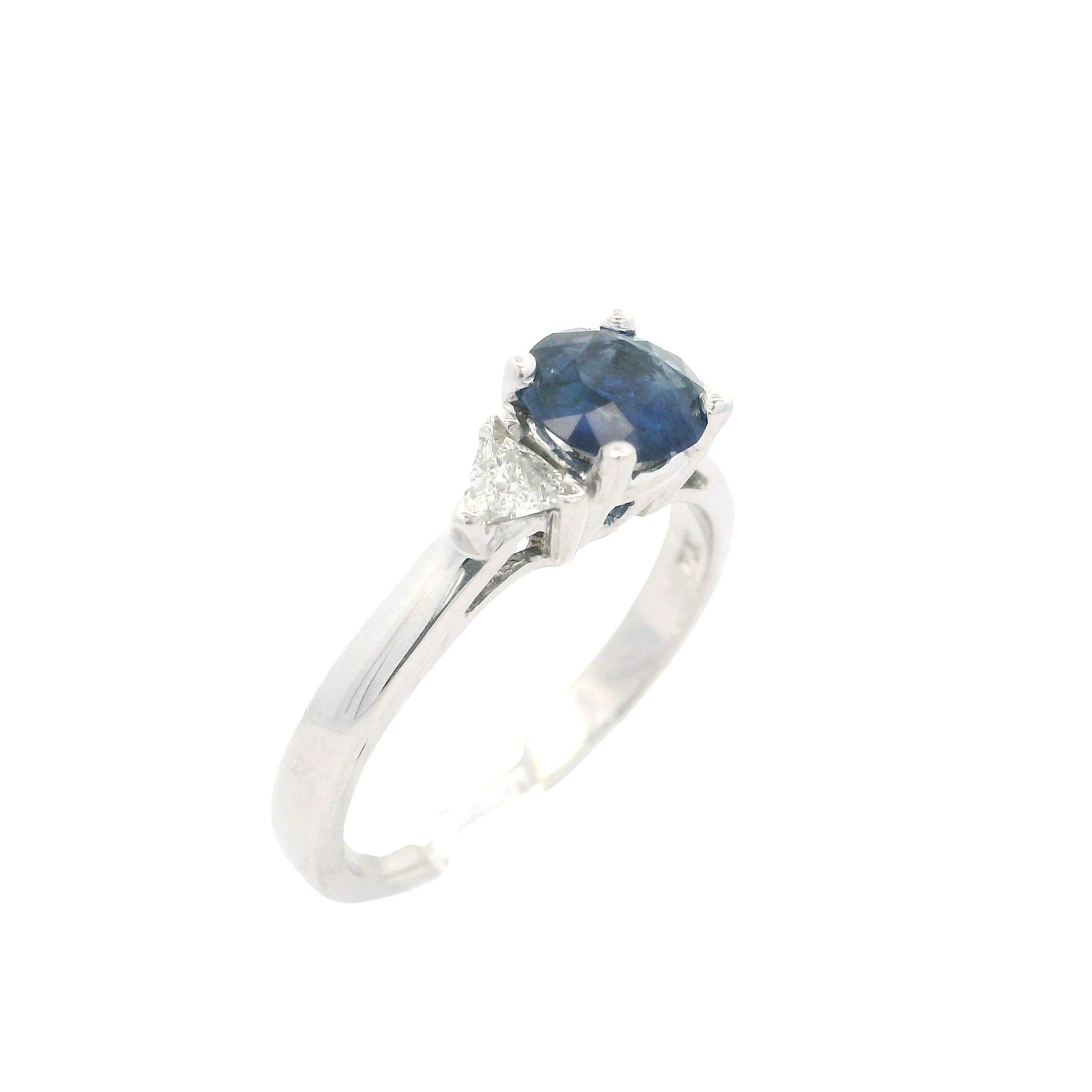Vintage Platinum GIA Certified 1.46ctw Round Sapphire Trillion Diamond Ring For Sale 2
