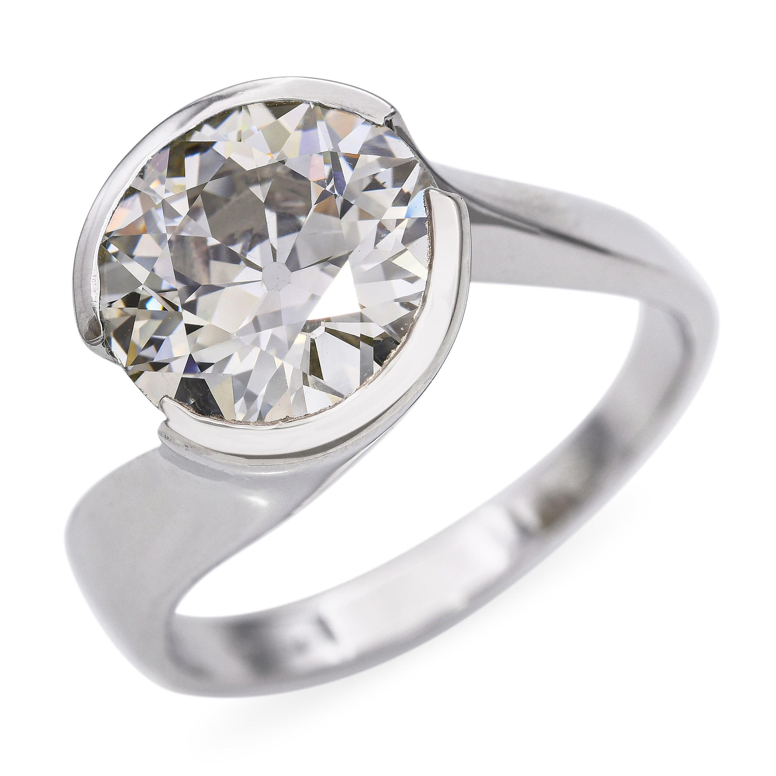 Cette bague vintage remarquable est fabriquée en platine et met en valeur un diamant de 4,28 carats certifié par le GIA, de couleur N et de pureté VS2. Le diamant est serti dans une élégante lunette ouverte, mettant en valeur sa taille et son éclat
