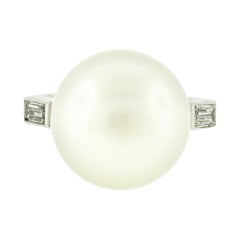 Bague vintage solitaire en platine avec perle blanche d'eau salée et diamant baguette certifié GIA